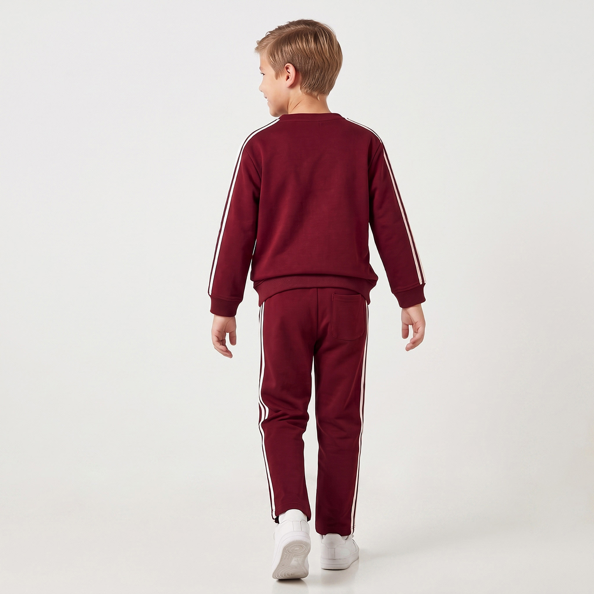 طقم سويت شيرت بياقة مستديرة وأكمام طويلة وبنطلون رياضي بطبعة فارسيتي من جونيورز-boys-clothing-setsandcoords-image-4