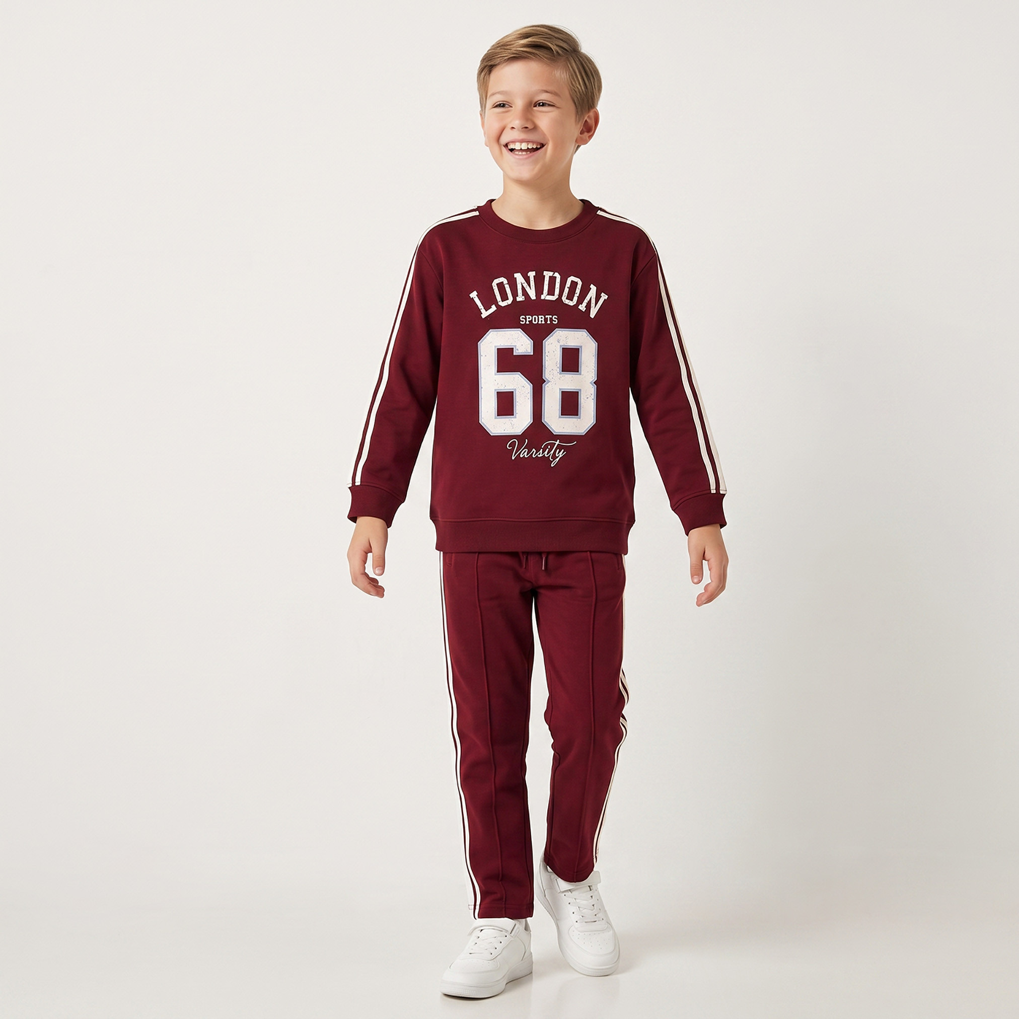 طقم سويت شيرت بياقة مستديرة وأكمام طويلة وبنطلون رياضي بطبعة فارسيتي من جونيورز-boys-clothing-setsandcoords-image-7