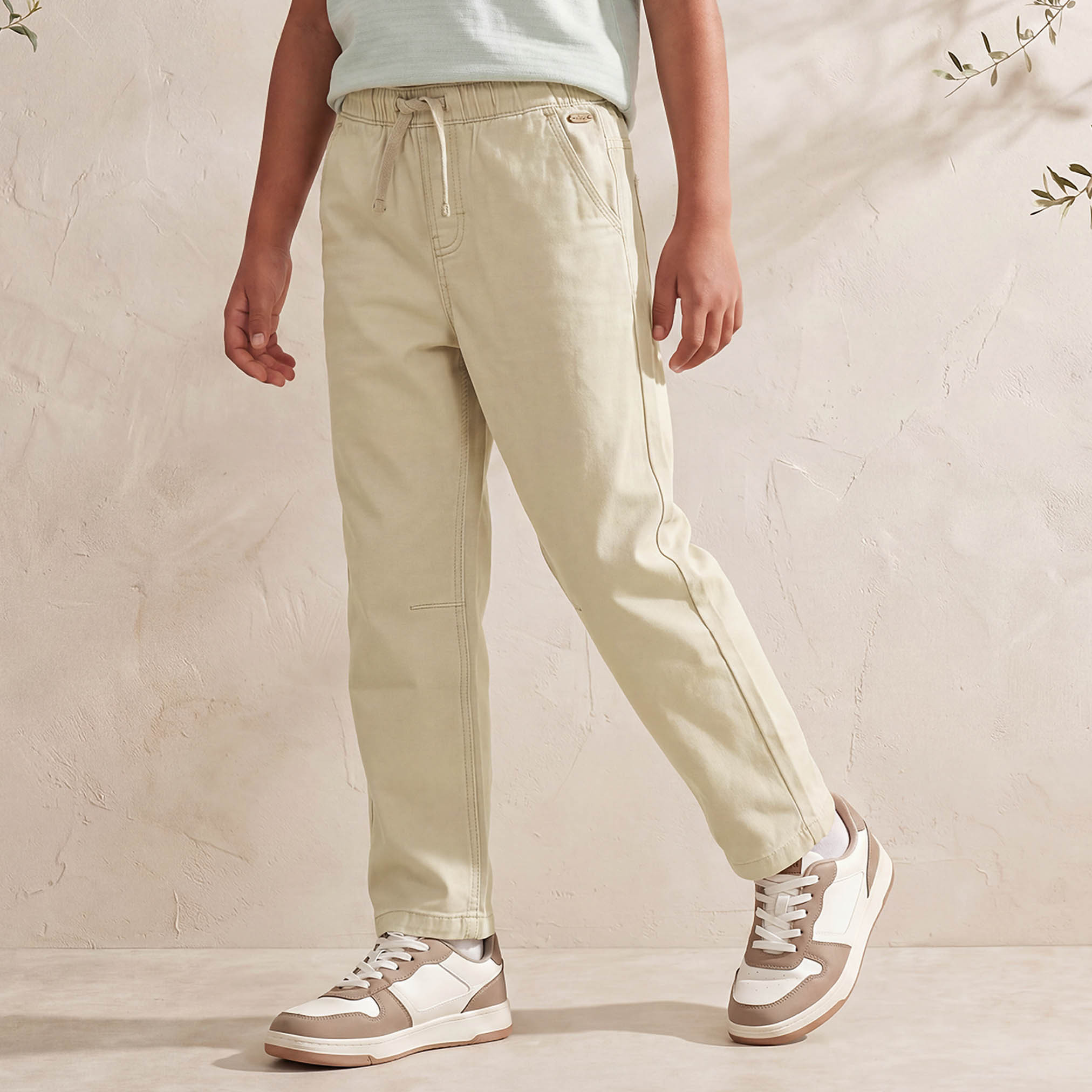 بنطلون بقصة عادية وبخصر مطاطي برباط من إليجو-boys-clothing-bottoms-trousers-image-1