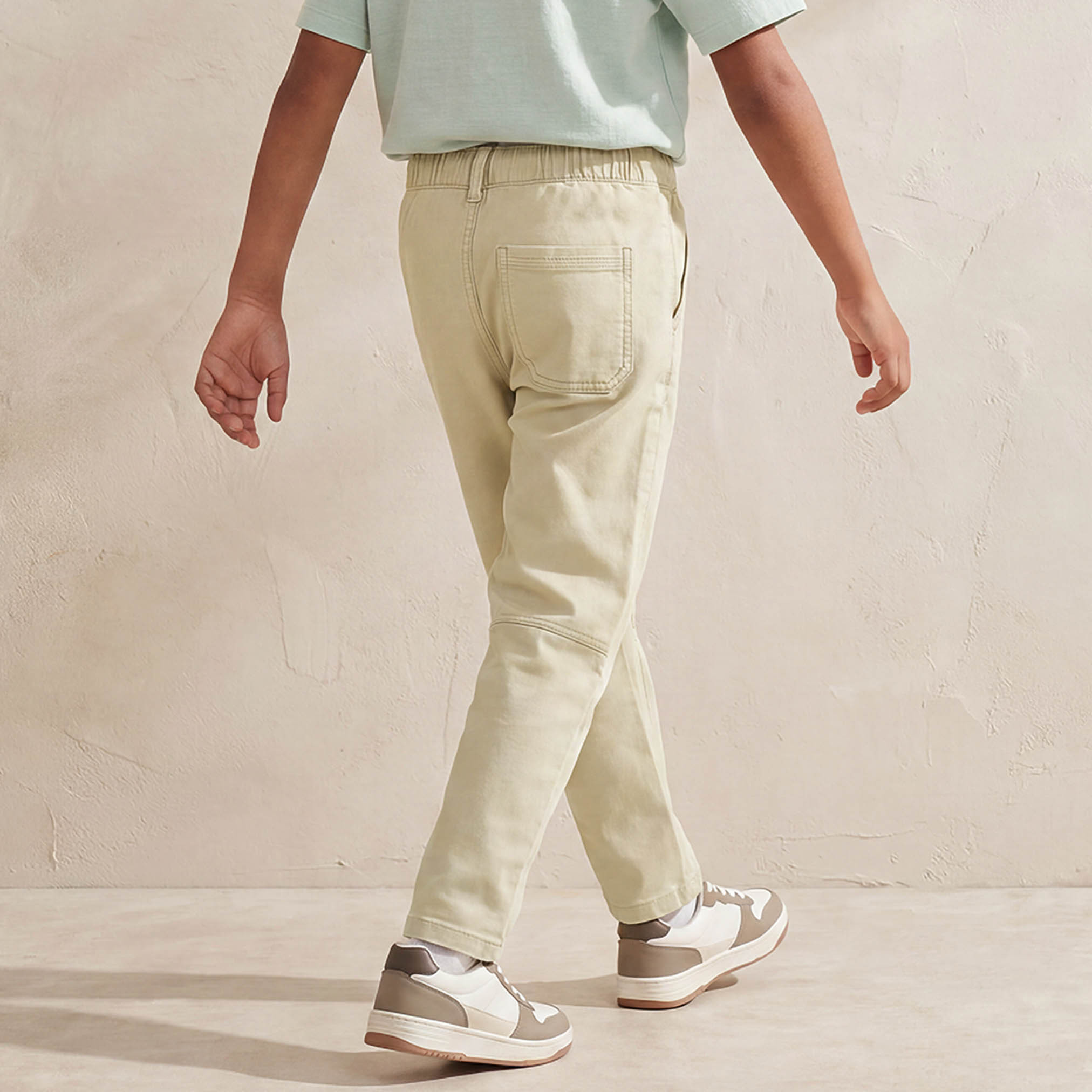 بنطلون بقصة عادية وبخصر مطاطي برباط من إليجو-boys-clothing-bottoms-trousers-image-3