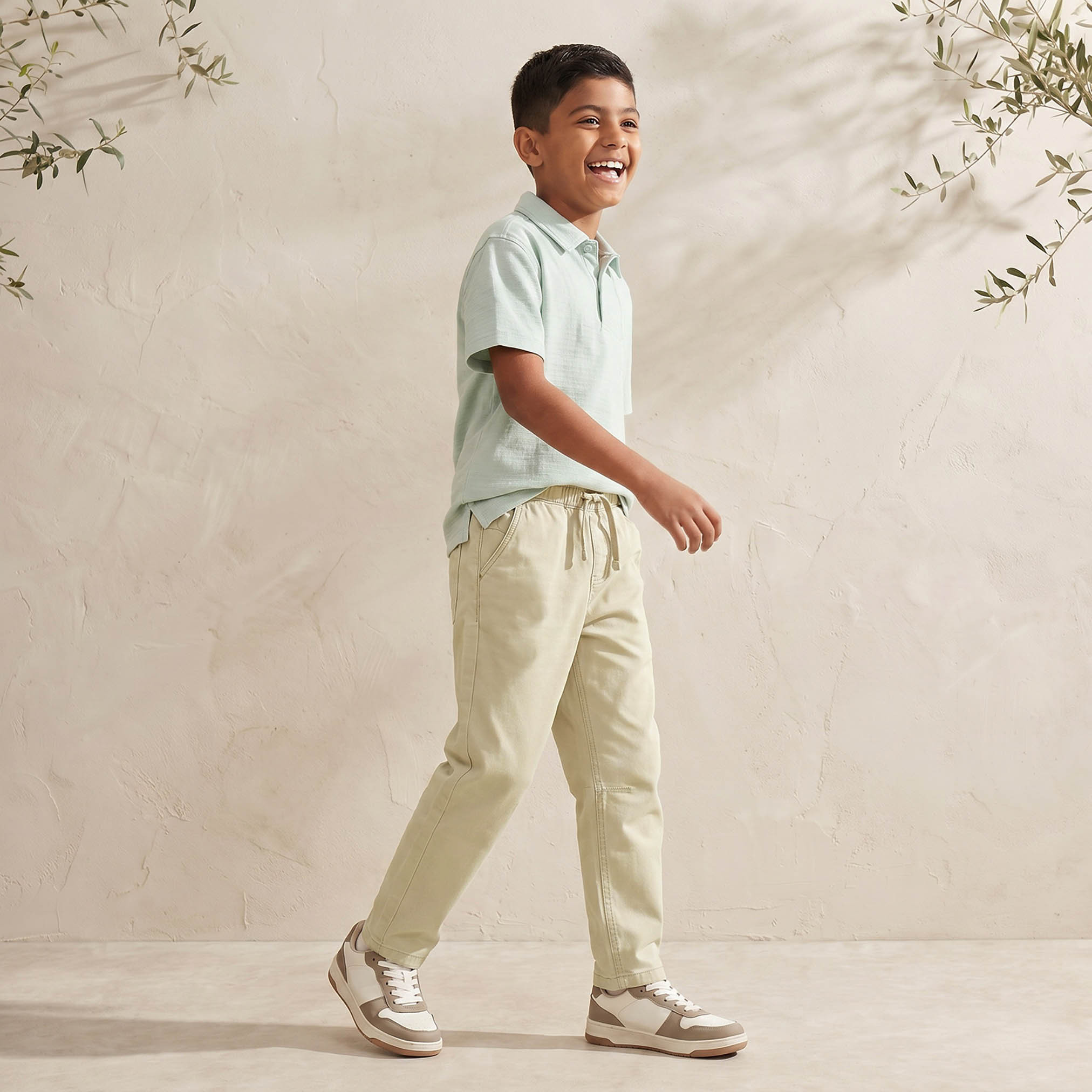 بنطلون بقصة عادية وبخصر مطاطي برباط من إليجو-boys-clothing-bottoms-trousers-image-5