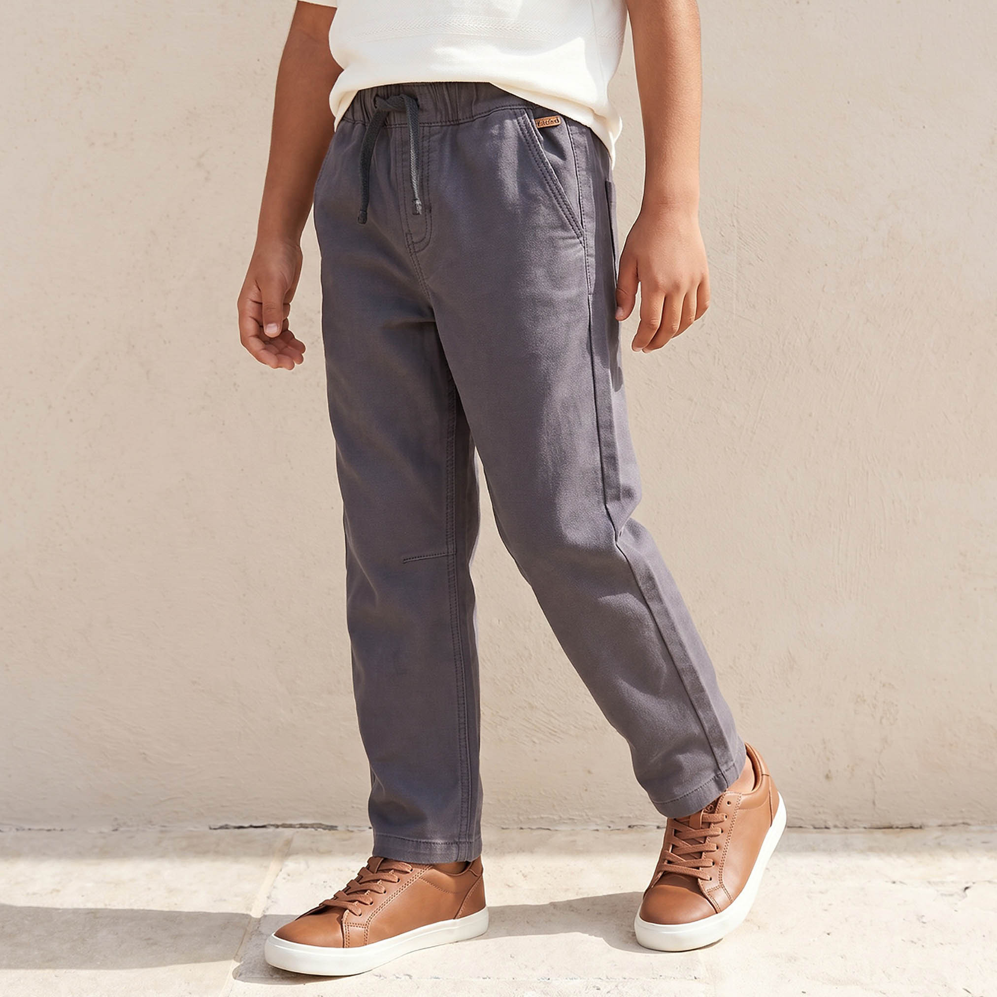 بنطلون بقصة عادية وبخصر مطاطي برباط من إليجو-boys-clothing-bottoms-trousers-image-1