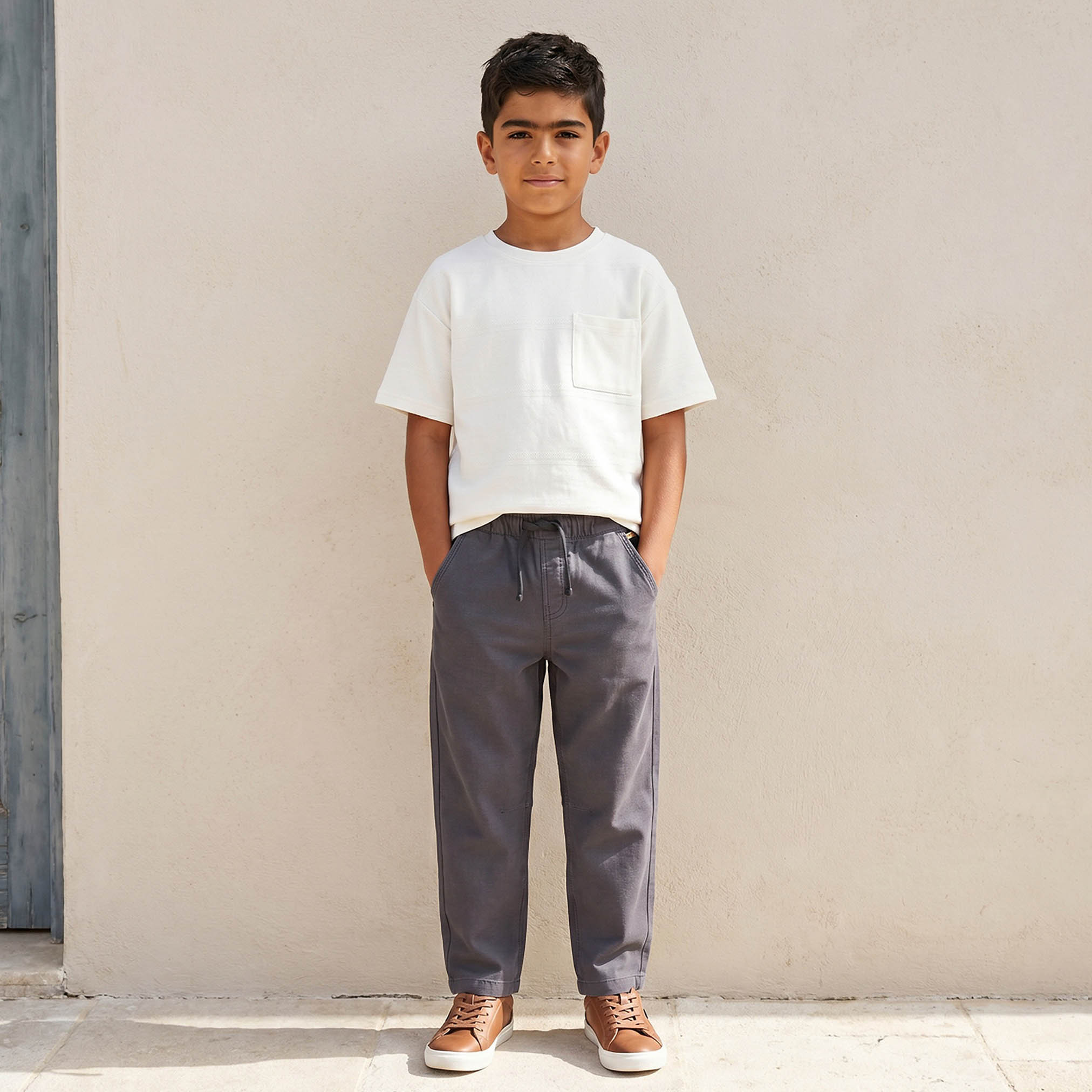 بنطلون بقصة عادية وبخصر مطاطي برباط من إليجو-boys-clothing-bottoms-trousers-image-2