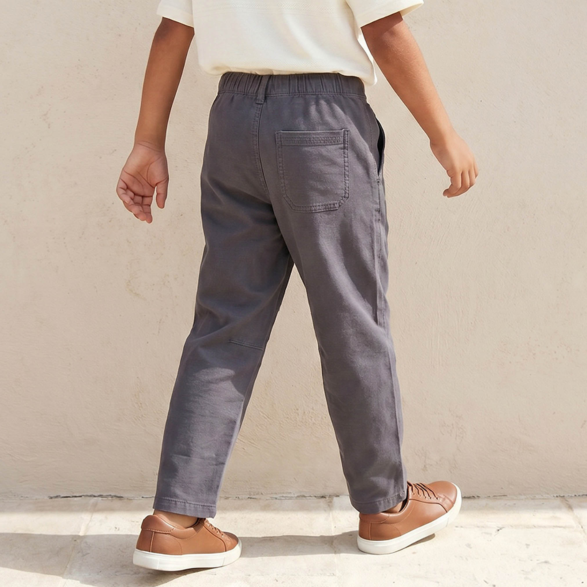 بنطلون بقصة عادية وبخصر مطاطي برباط من إليجو-boys-clothing-bottoms-trousers-image-3