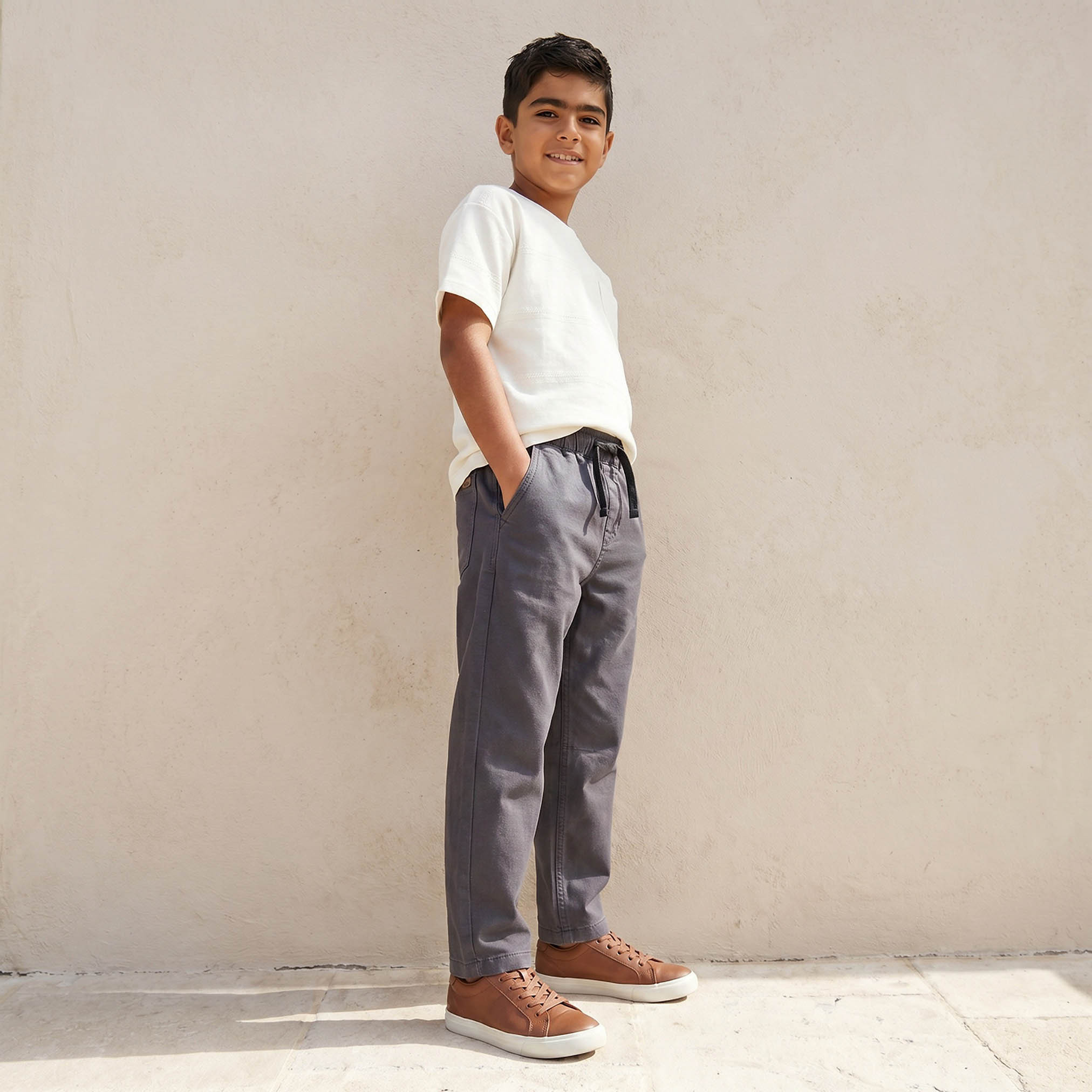 بنطلون بقصة عادية وبخصر مطاطي برباط من إليجو-boys-clothing-bottoms-trousers-image-5