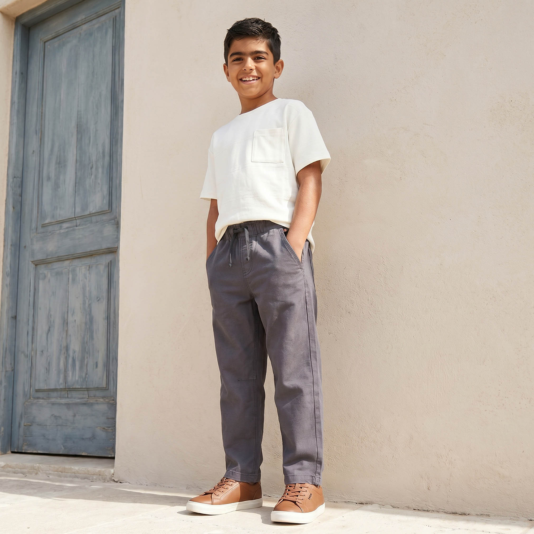بنطلون بقصة عادية وبخصر مطاطي برباط من إليجو-boys-clothing-bottoms-trousers-image-6