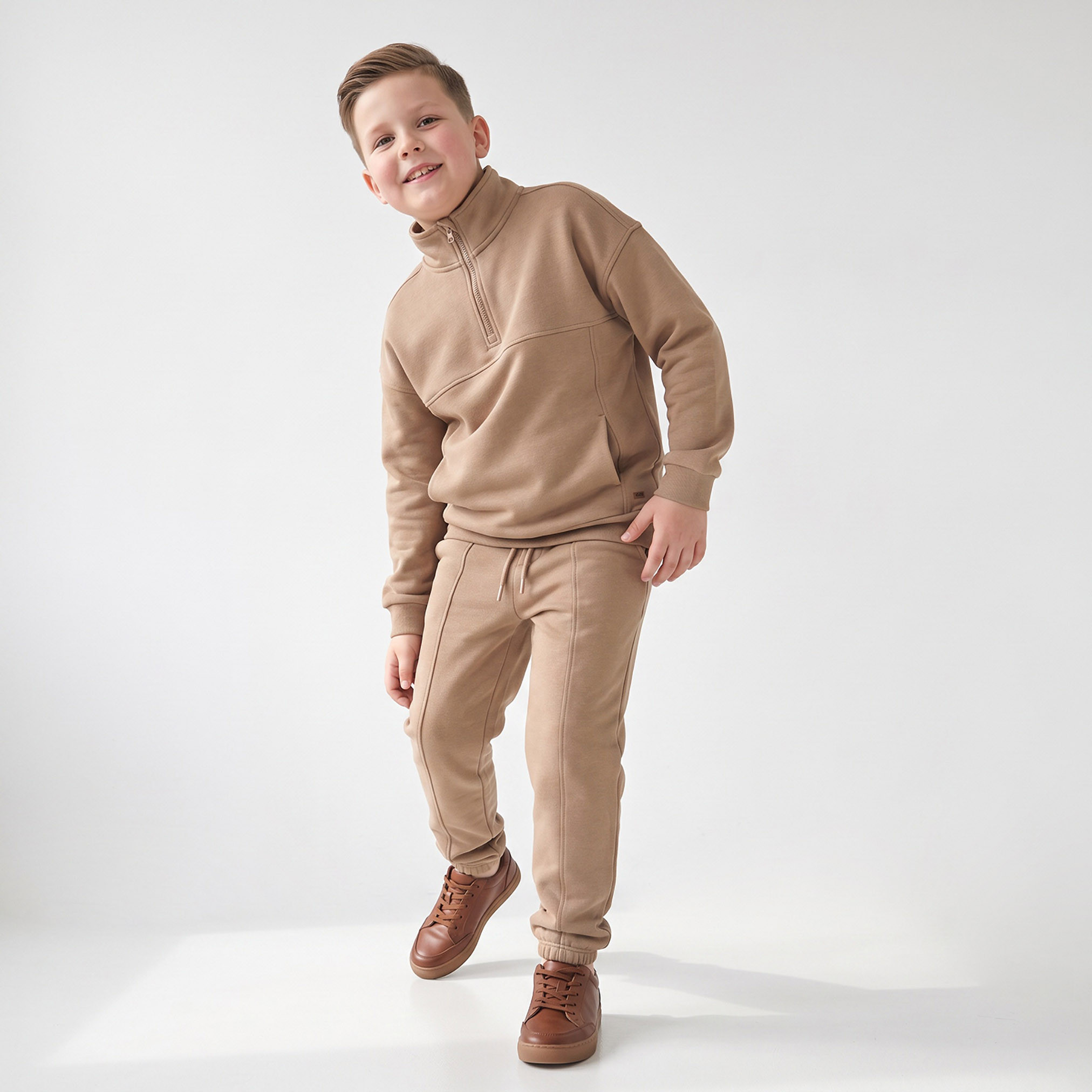 طقم سويت شيرت بياقة عالية وأكمام طويلة مع بنطلون رياضي بجيوب من إليجو-boys-clothing-setsandcoords-image-1