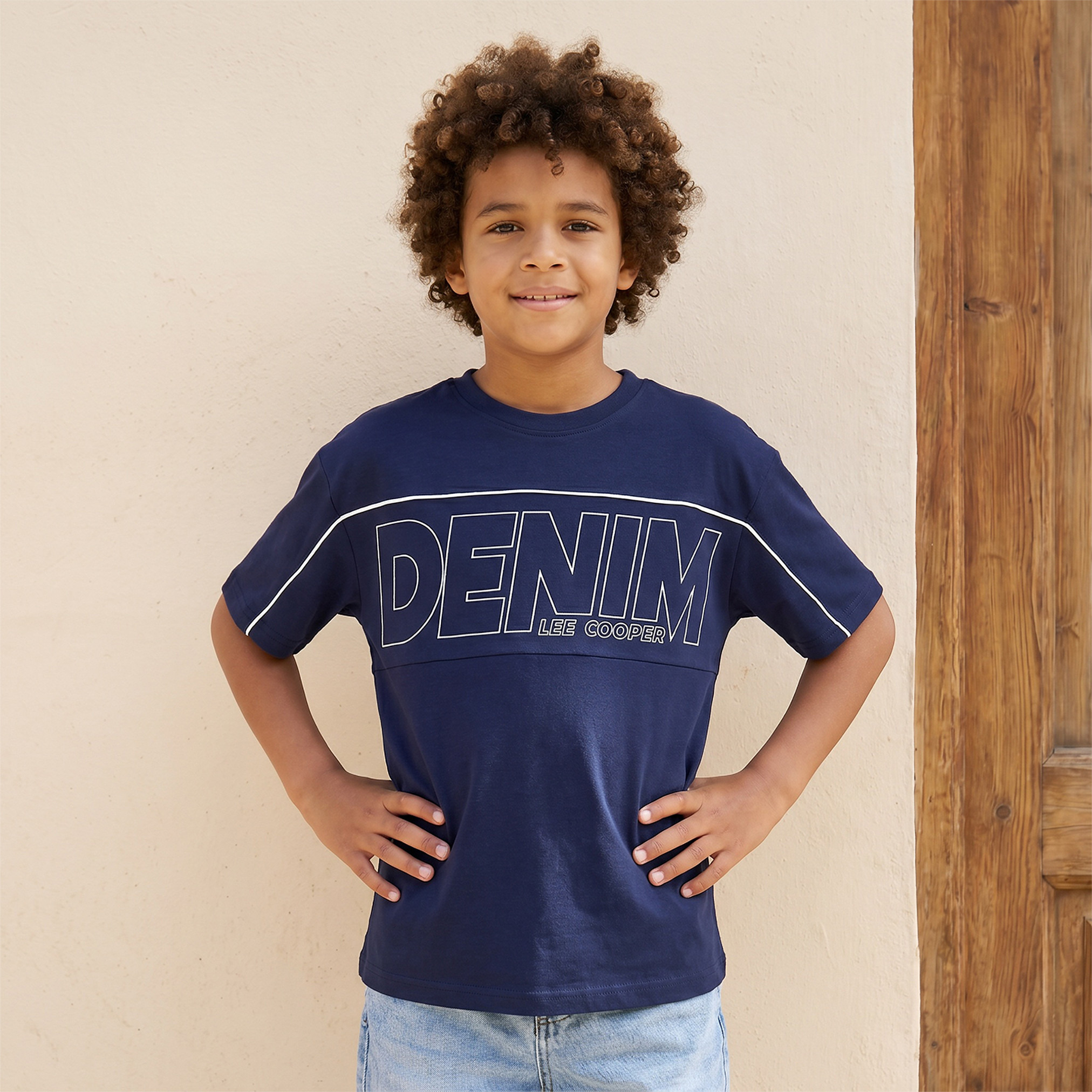 تيشيرت بياقة ضيقة وأكمام قصيرة وطبعات تايبوجرافيك من لي كوبر-boys-clothing-tshirtsandpolos-image-1
