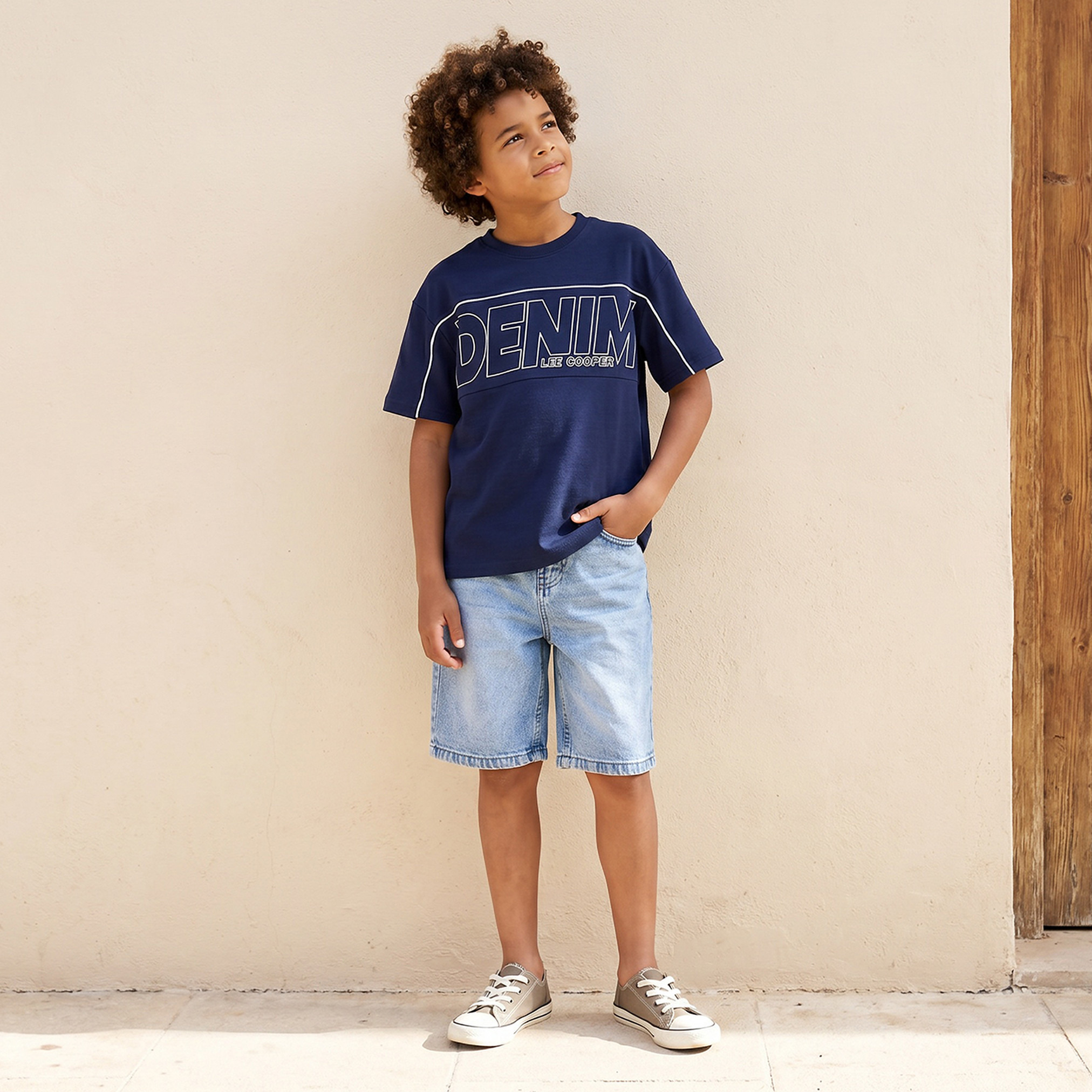 تيشيرت بياقة ضيقة وأكمام قصيرة وطبعات تايبوجرافيك من لي كوبر-boys-clothing-tshirtsandpolos-image-2