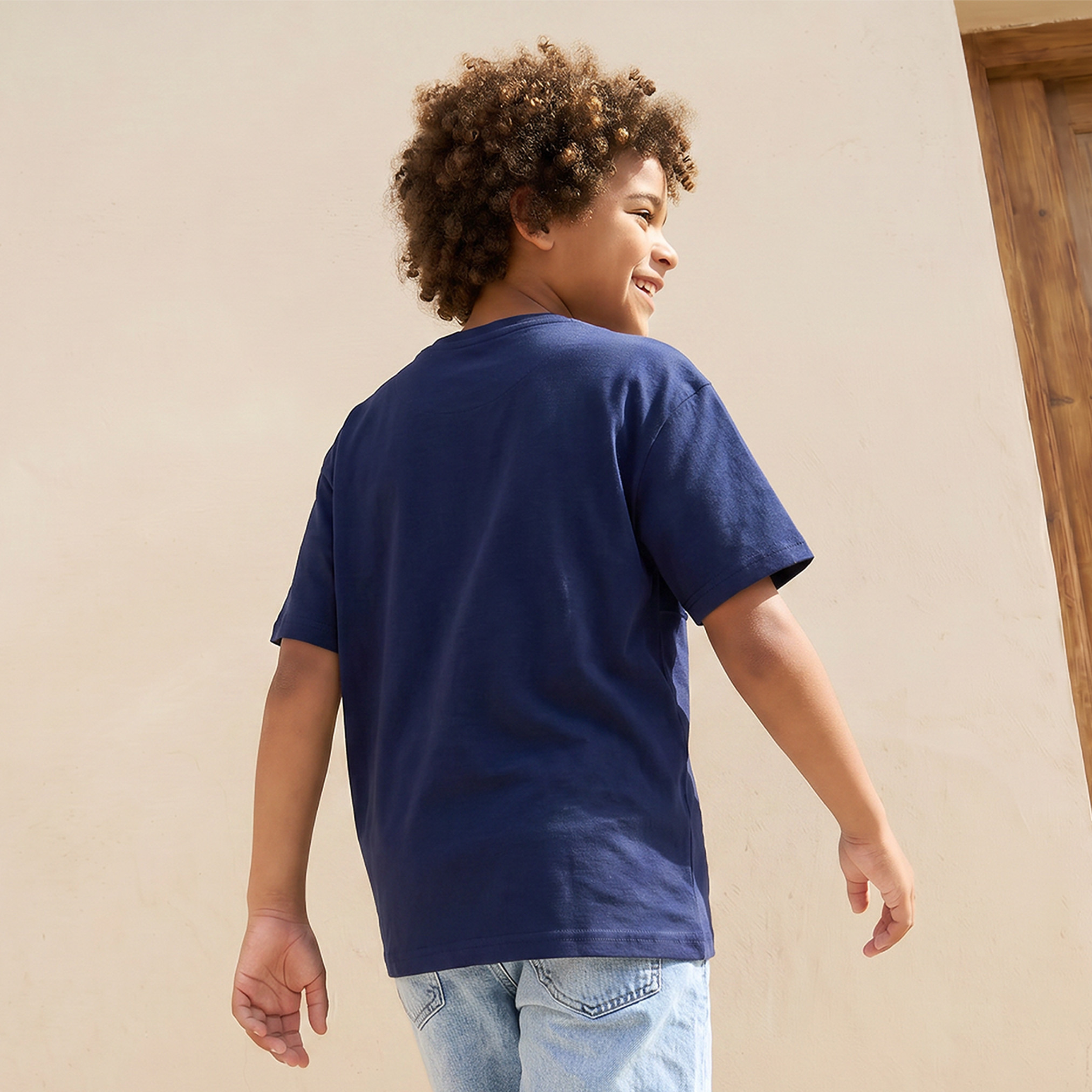 تيشيرت بياقة ضيقة وأكمام قصيرة وطبعات تايبوجرافيك من لي كوبر-boys-clothing-tshirtsandpolos-image-3