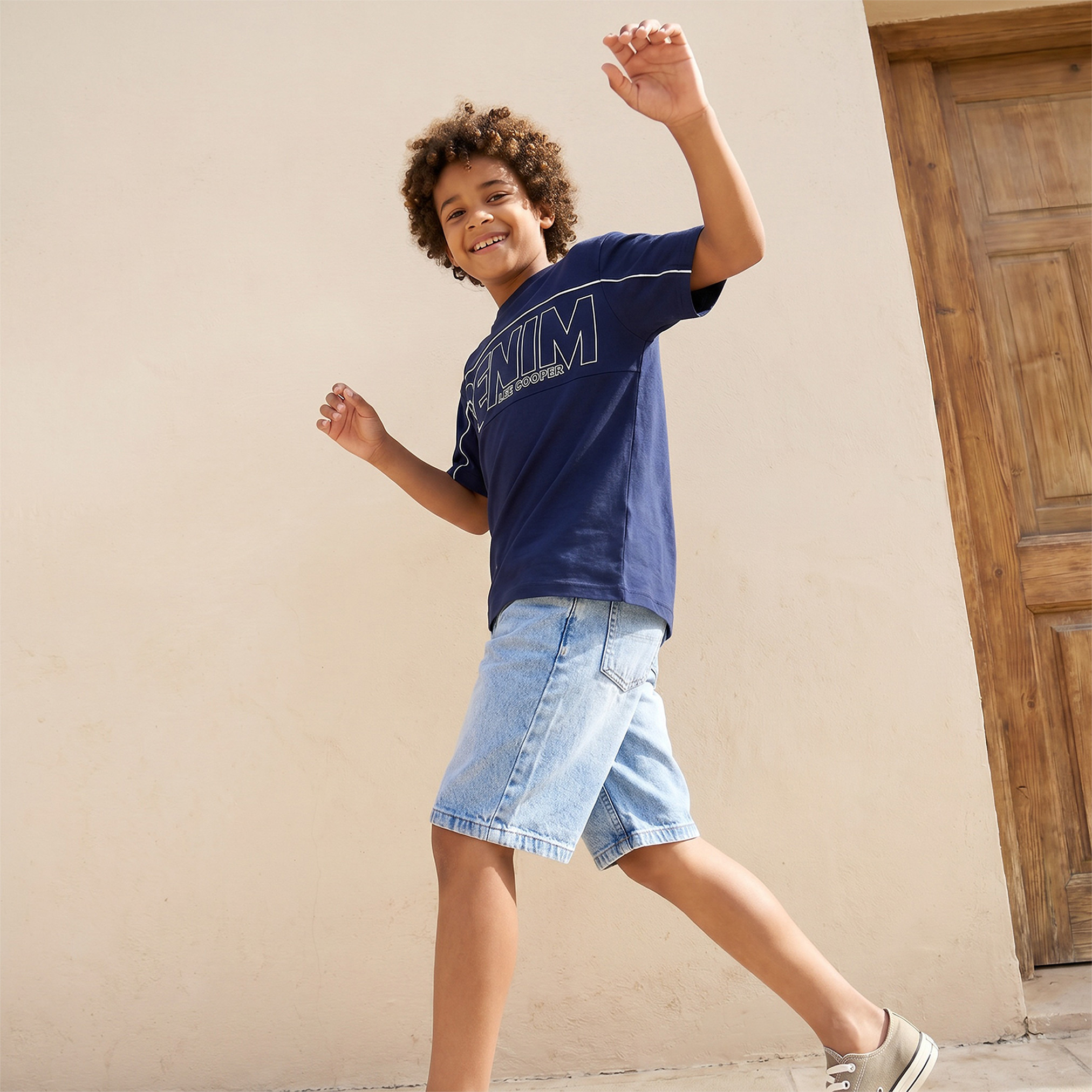 تيشيرت بياقة ضيقة وأكمام قصيرة وطبعات تايبوجرافيك من لي كوبر-boys-clothing-tshirtsandpolos-image-6