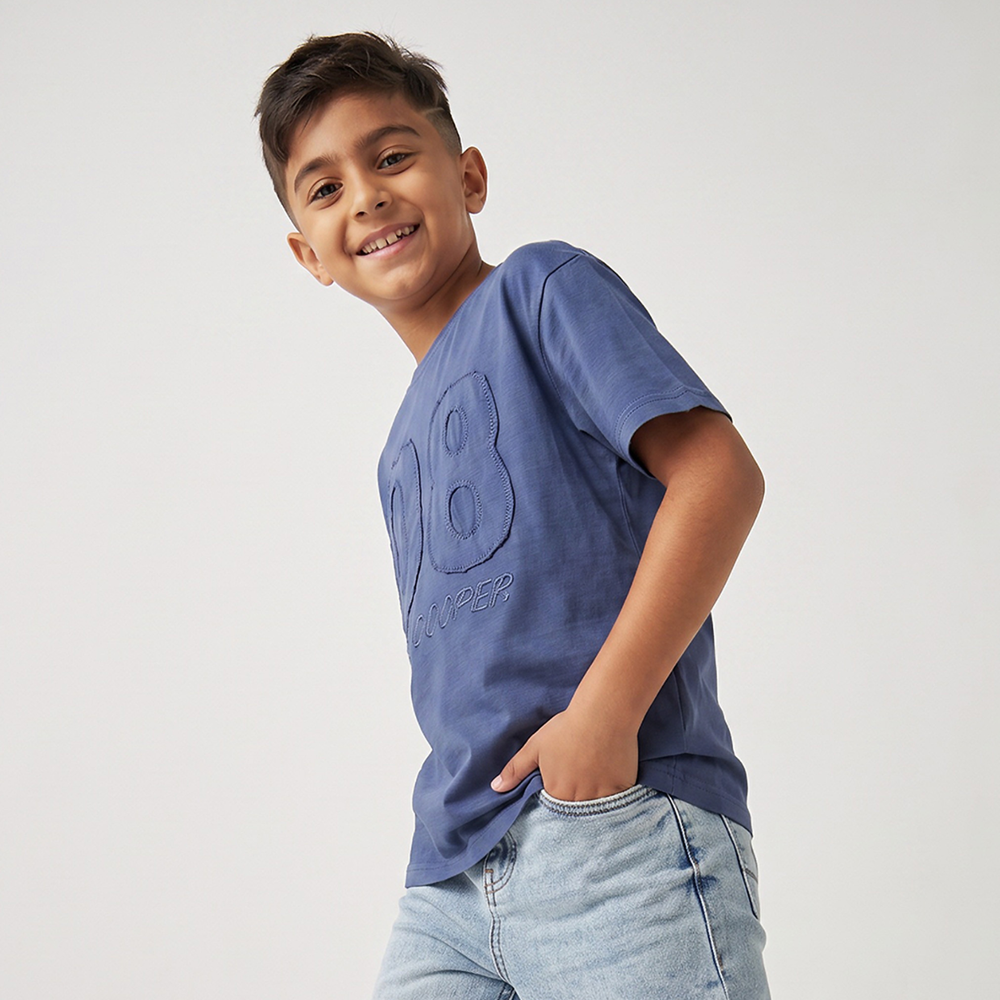 تيشيرت بياقة مستديرة وأكمام قصيرة وشعار مطرز من لي كوبر-boys-clothing-tshirtsandpolos-image-5