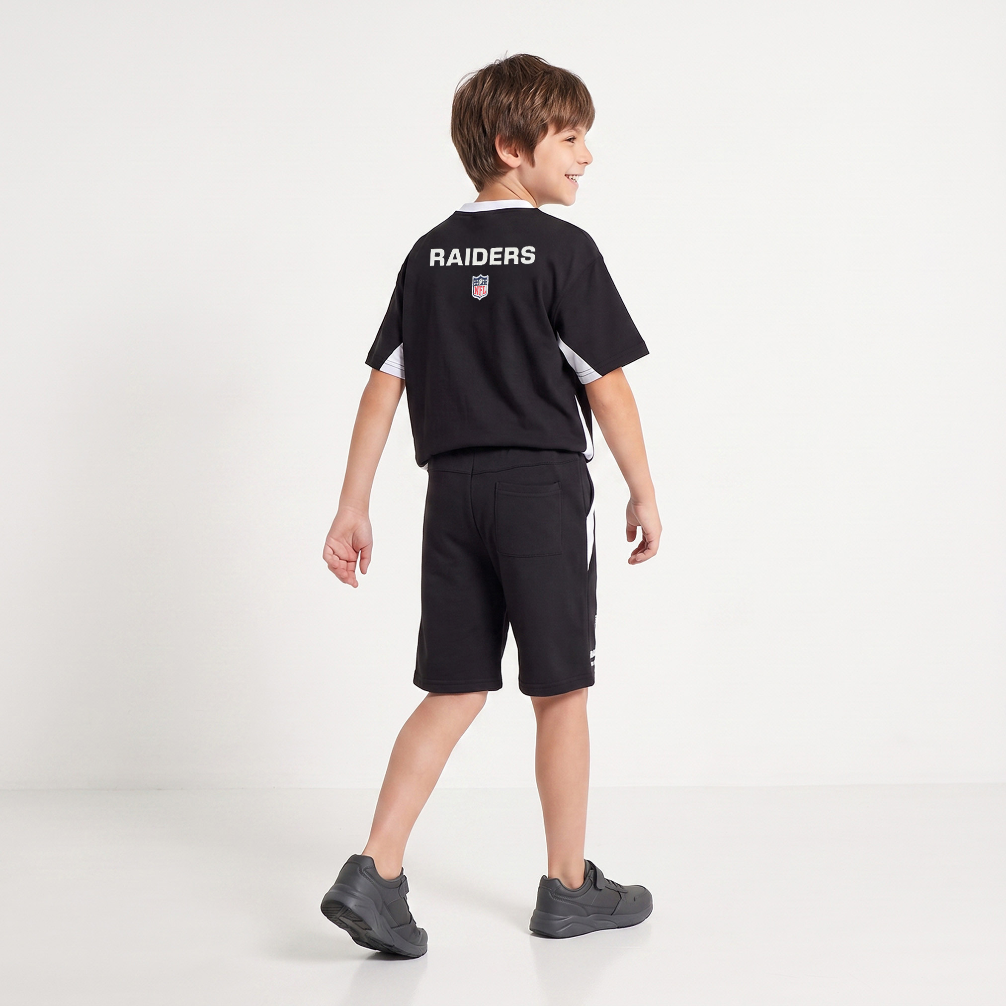 طقم تيشيرت بياقة V وأكمام قصيرة وشورت بطبعات كرة قدم من إن إف إل-boys-clothing-setsandcoords-image-4