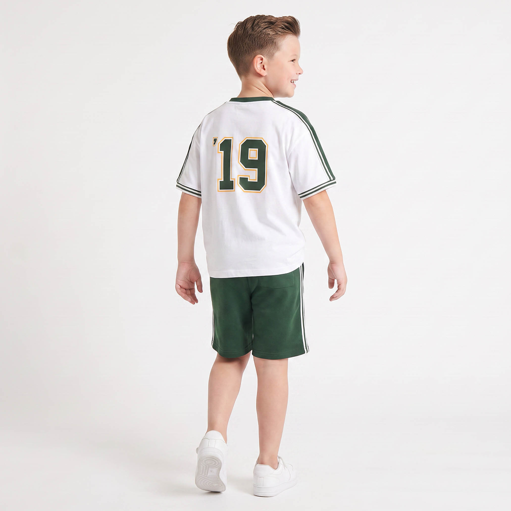 طقم شورت وتيشيرت بأكمام قصيرة وياقة حرف V وطبعات فارسيتي من جونيورز-boys-clothing-setsandcoords-image-2