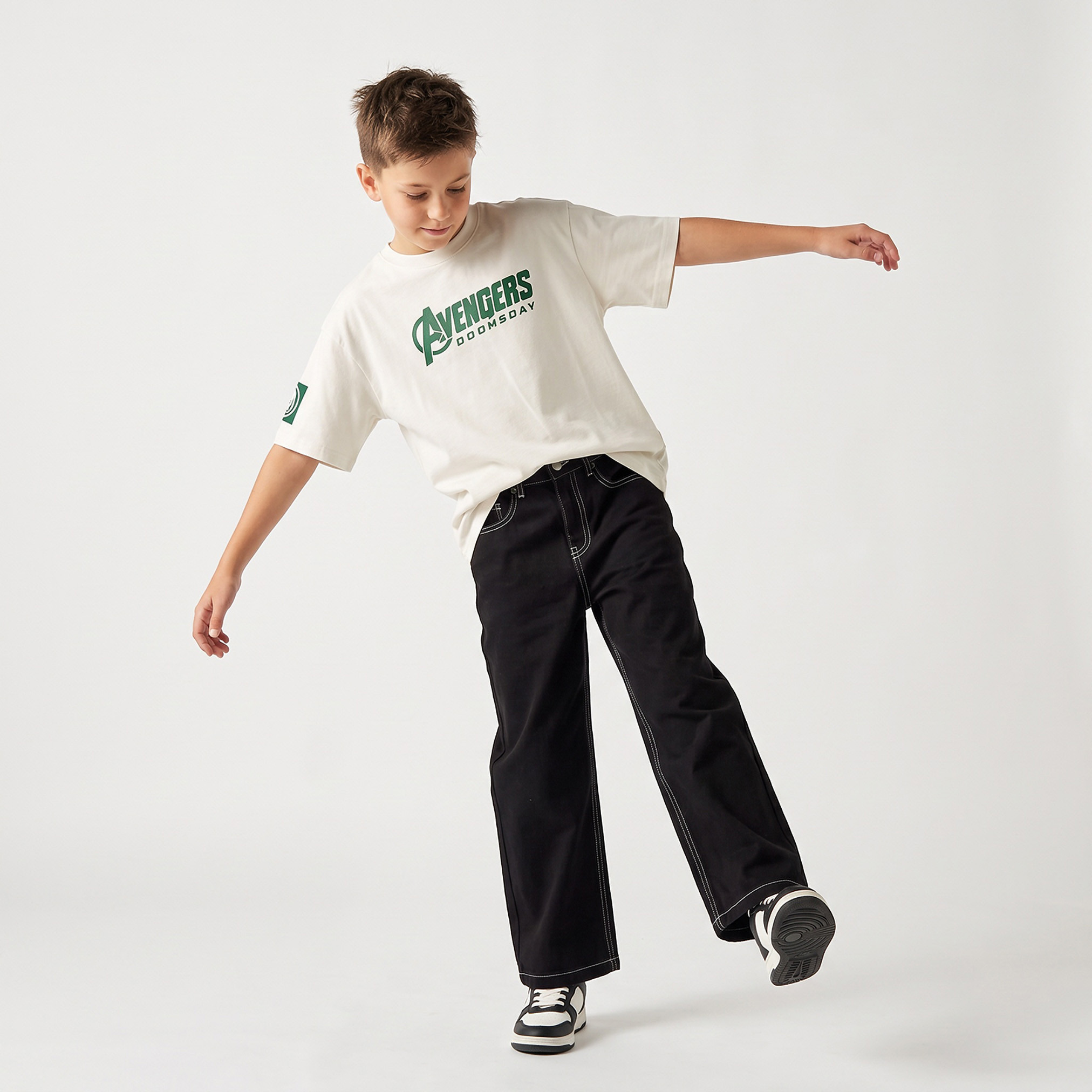 تيشيرت بياقة ضيقة وأكمام قصيرة وطبعات أفينجرز-boys-clothing-tshirtsandpolos-image-4