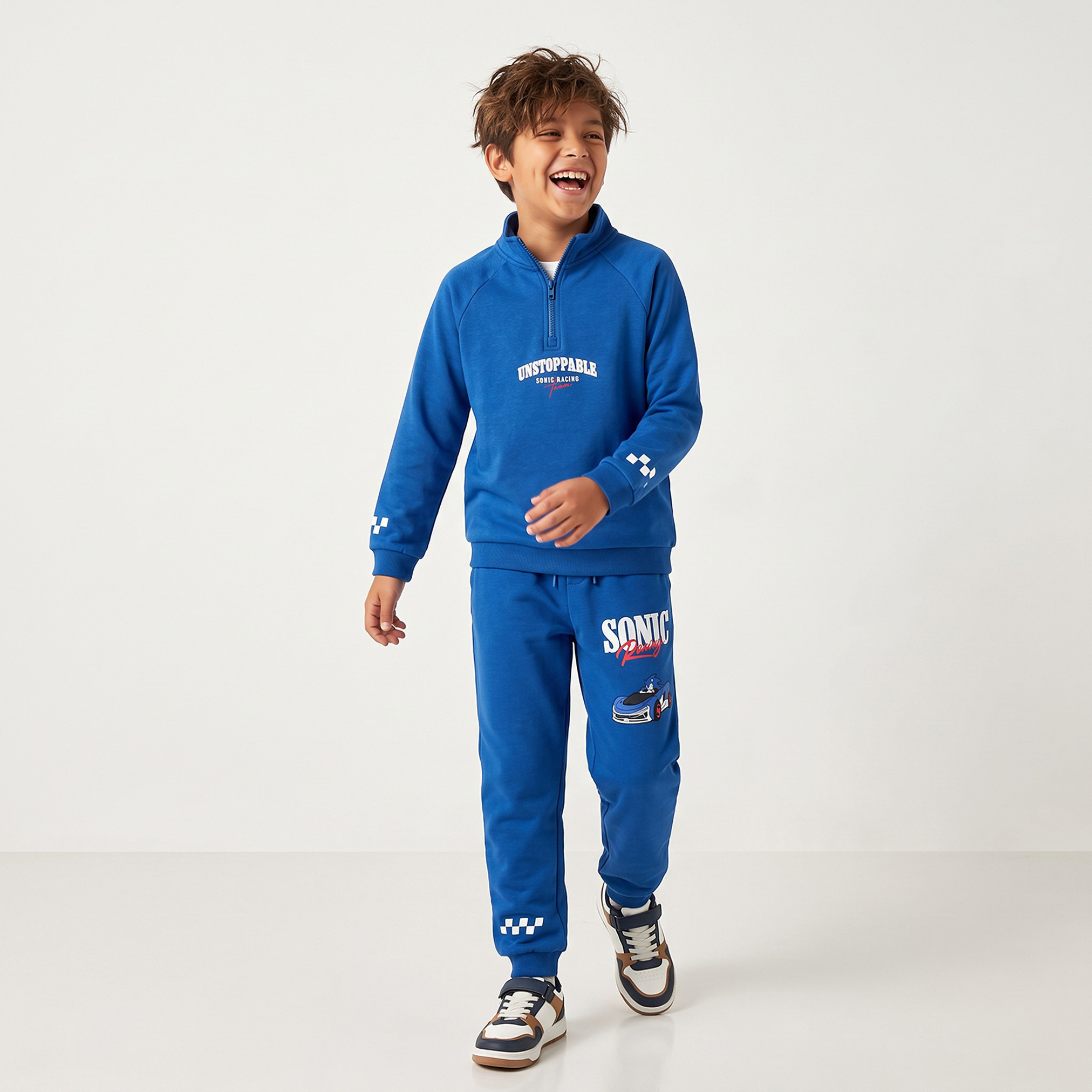 طقم سويت شيرت بياقة عالية وأكمام طويلة وبنطلون جوجر بطبعات-boys-clothing-setsandcoords-image-1