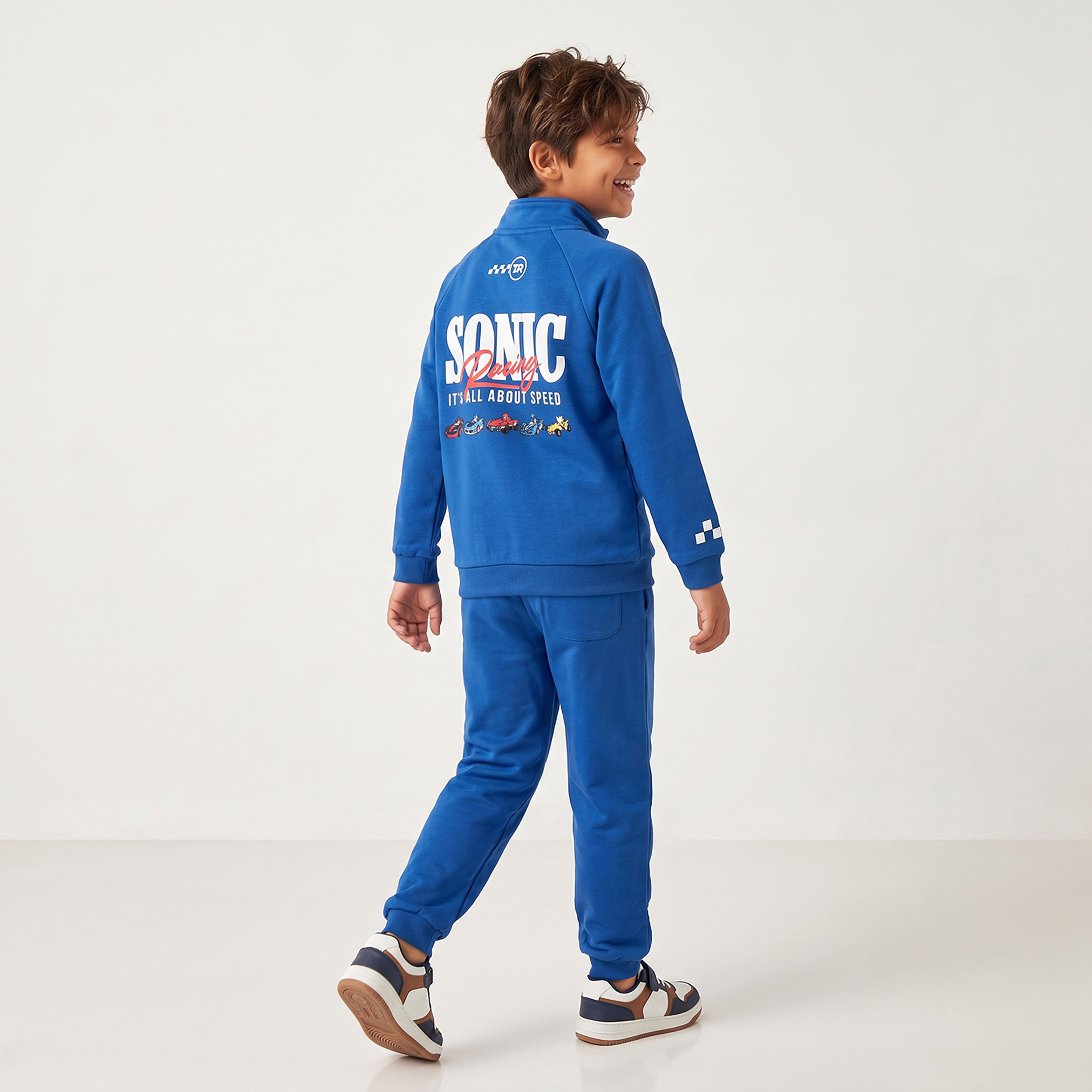 طقم سويت شيرت بياقة عالية وأكمام طويلة وبنطلون جوجر بطبعات-boys-clothing-setsandcoords-image-2