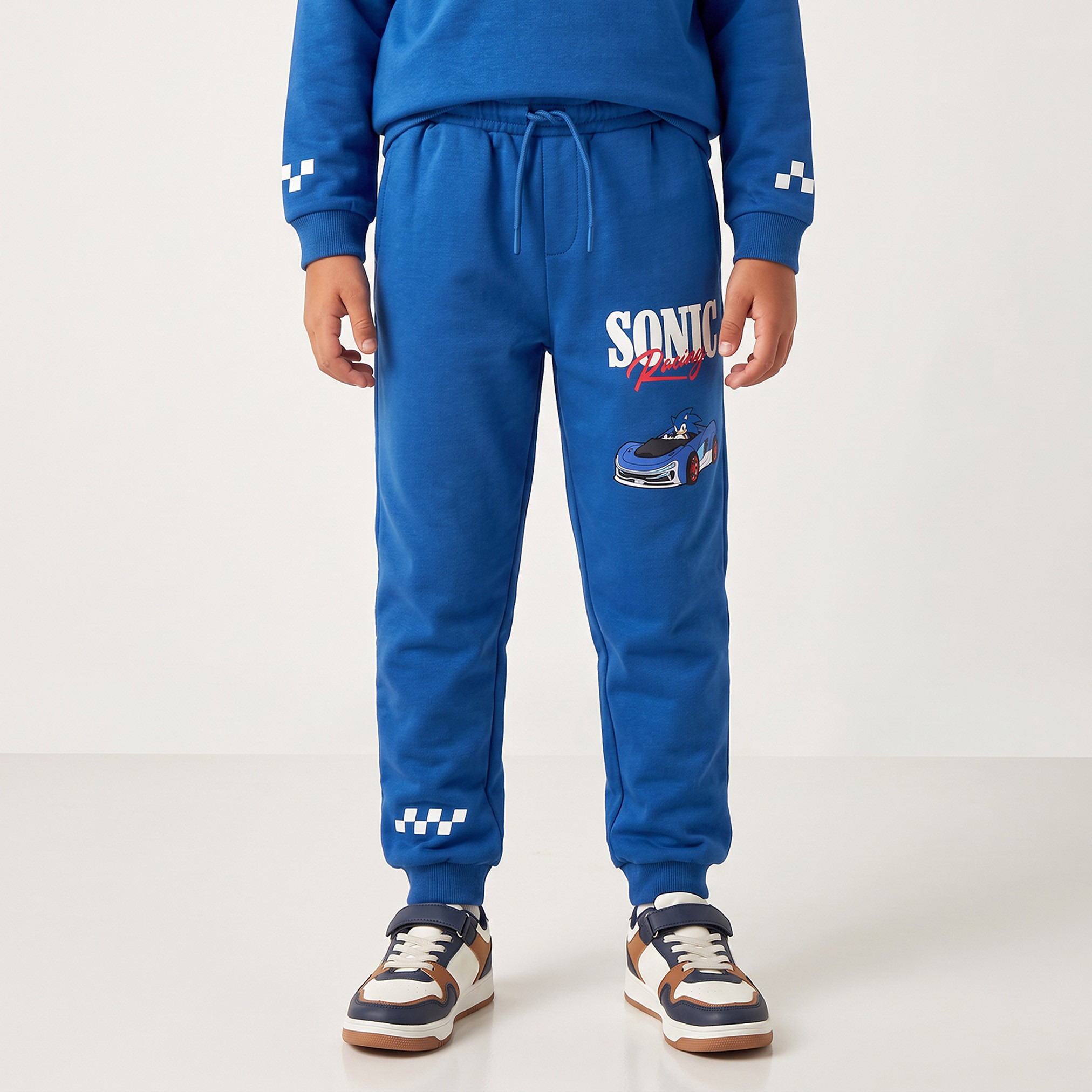 طقم سويت شيرت بياقة عالية وأكمام طويلة وبنطلون جوجر بطبعات-boys-clothing-setsandcoords-image-4