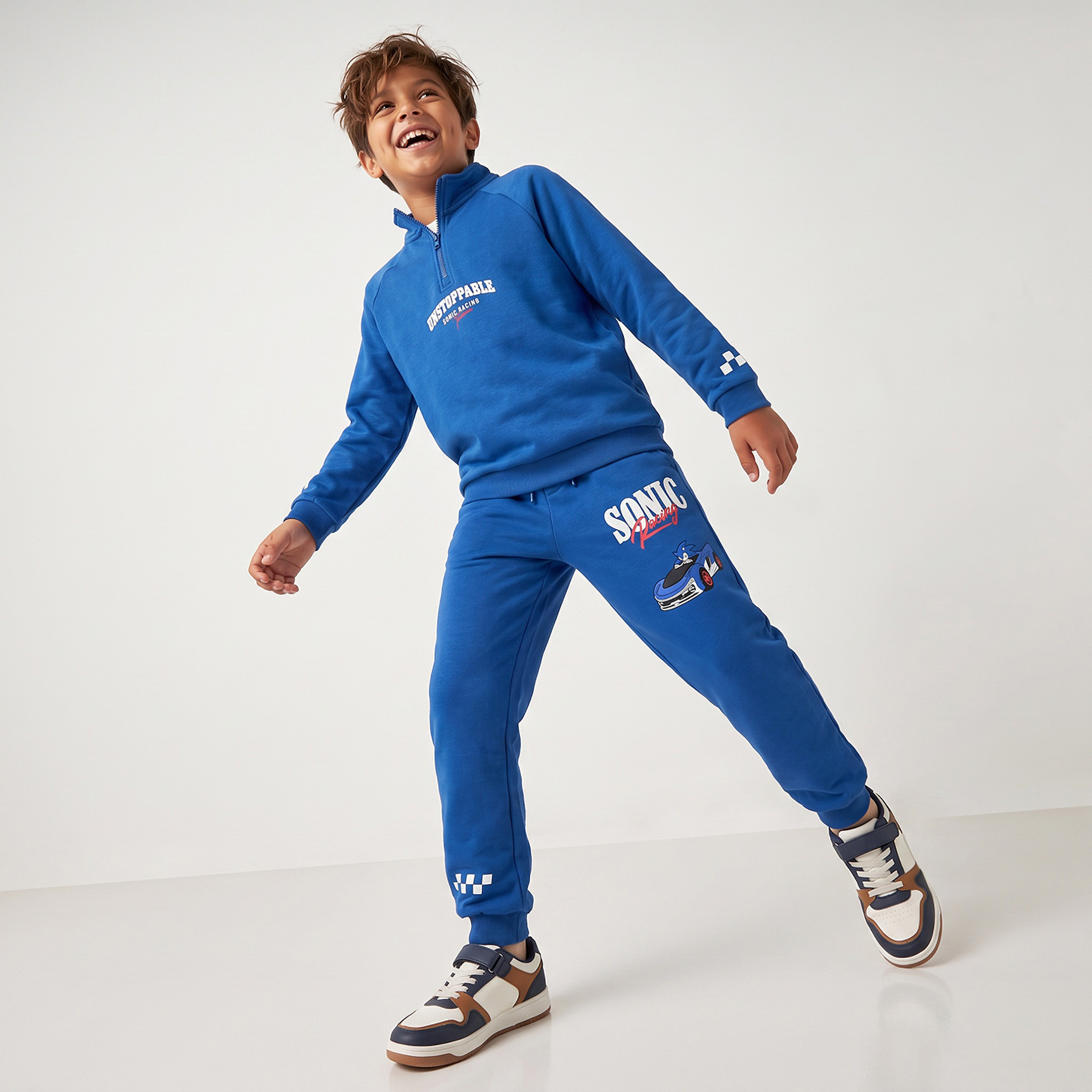 طقم سويت شيرت بياقة عالية وأكمام طويلة وبنطلون جوجر بطبعات-boys-clothing-setsandcoords-image-5