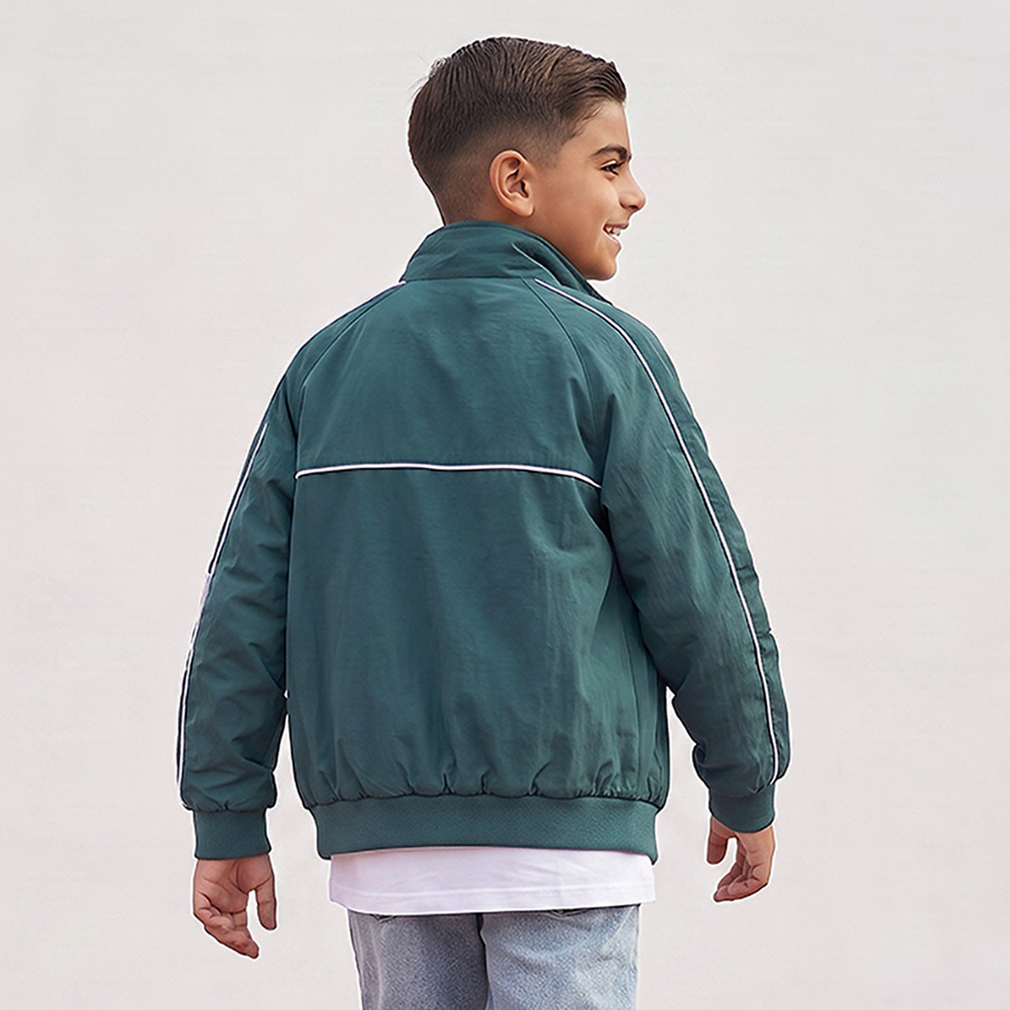 جاكيت بطبعات شعار وتفاصيل حواف متباينة من كابا-boys-clothing-jacketsandcoats-image-3