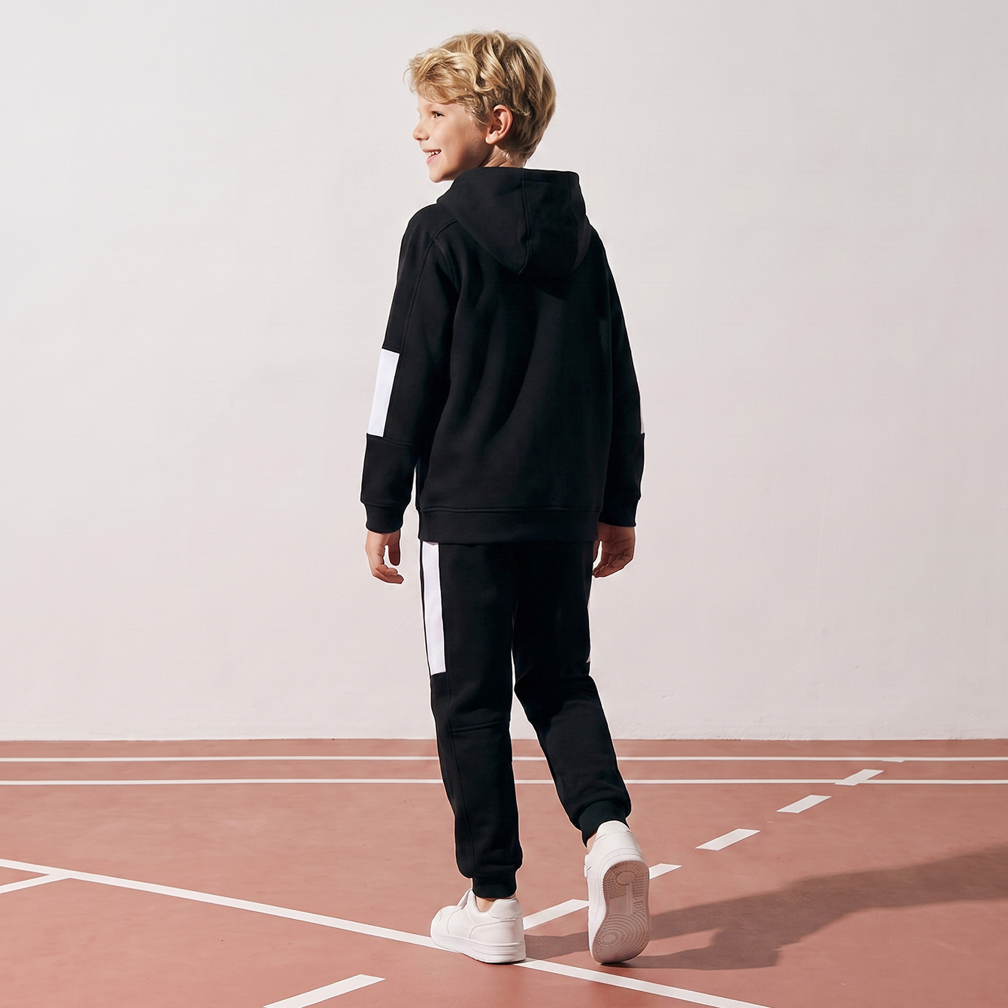 طقم سويتشيرت بقبعة وأكمام طويلة وبنطلون رياضي بطبعات شعار من كابا-boys-clothing-setsandcoords-image-4