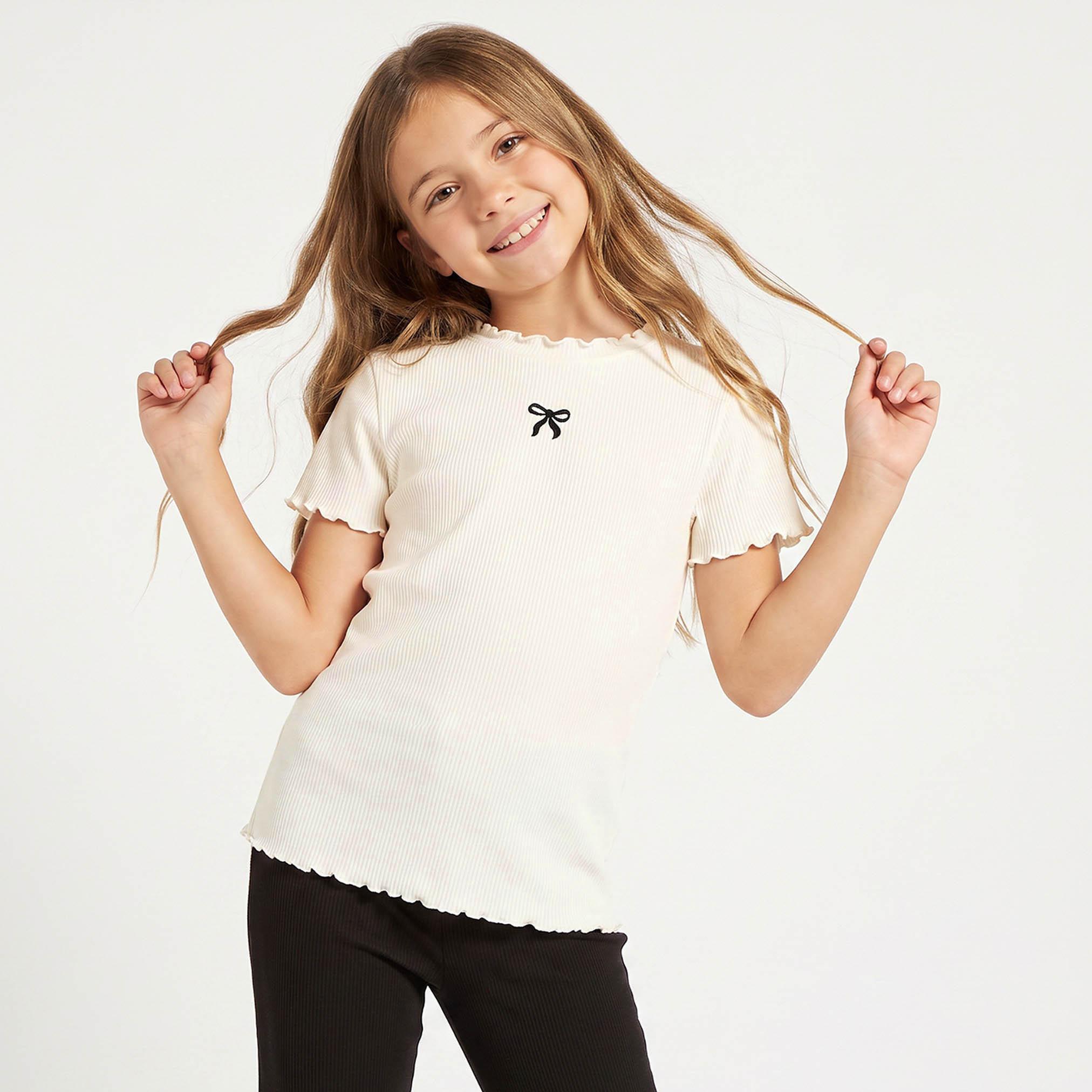 تيشيرت بياقة مستديرة وأكمام قصيرة وفيونكة مطرزة من جونيورز-girls-clothing-tshirts-image-1