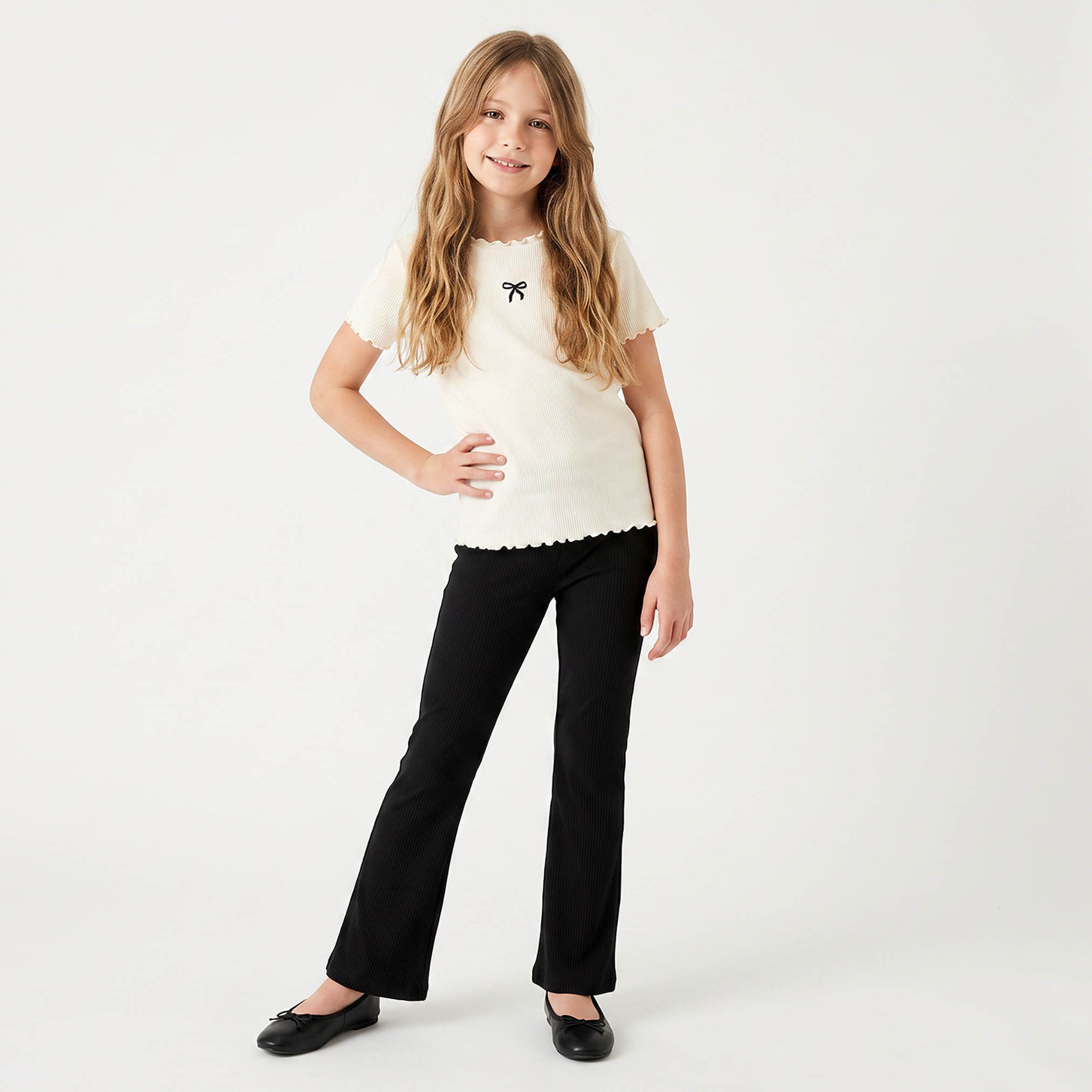 تيشيرت بياقة مستديرة وأكمام قصيرة وفيونكة مطرزة من جونيورز-girls-clothing-tshirts-image-2