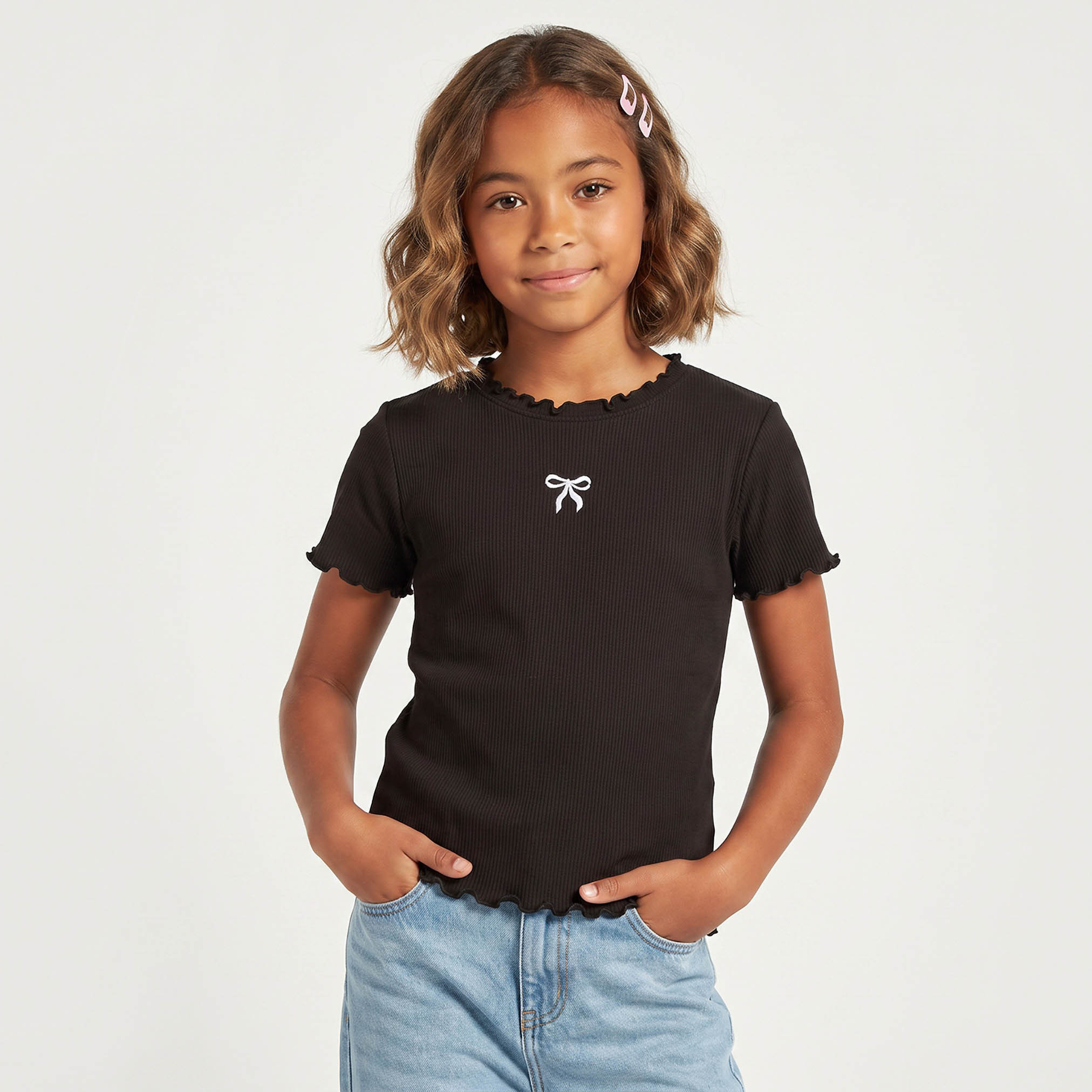 تيشيرت برقبة ضيقة وأكمام قصيرة وتطريز فيونكة من جونيورز-girls-clothing-tshirts-image-1