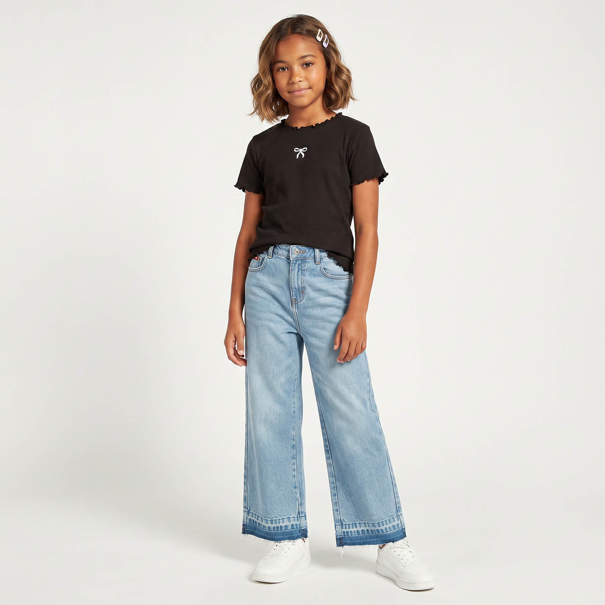 تيشيرت برقبة ضيقة وأكمام قصيرة وتطريز فيونكة من جونيورز-girls-clothing-tshirts-image-2