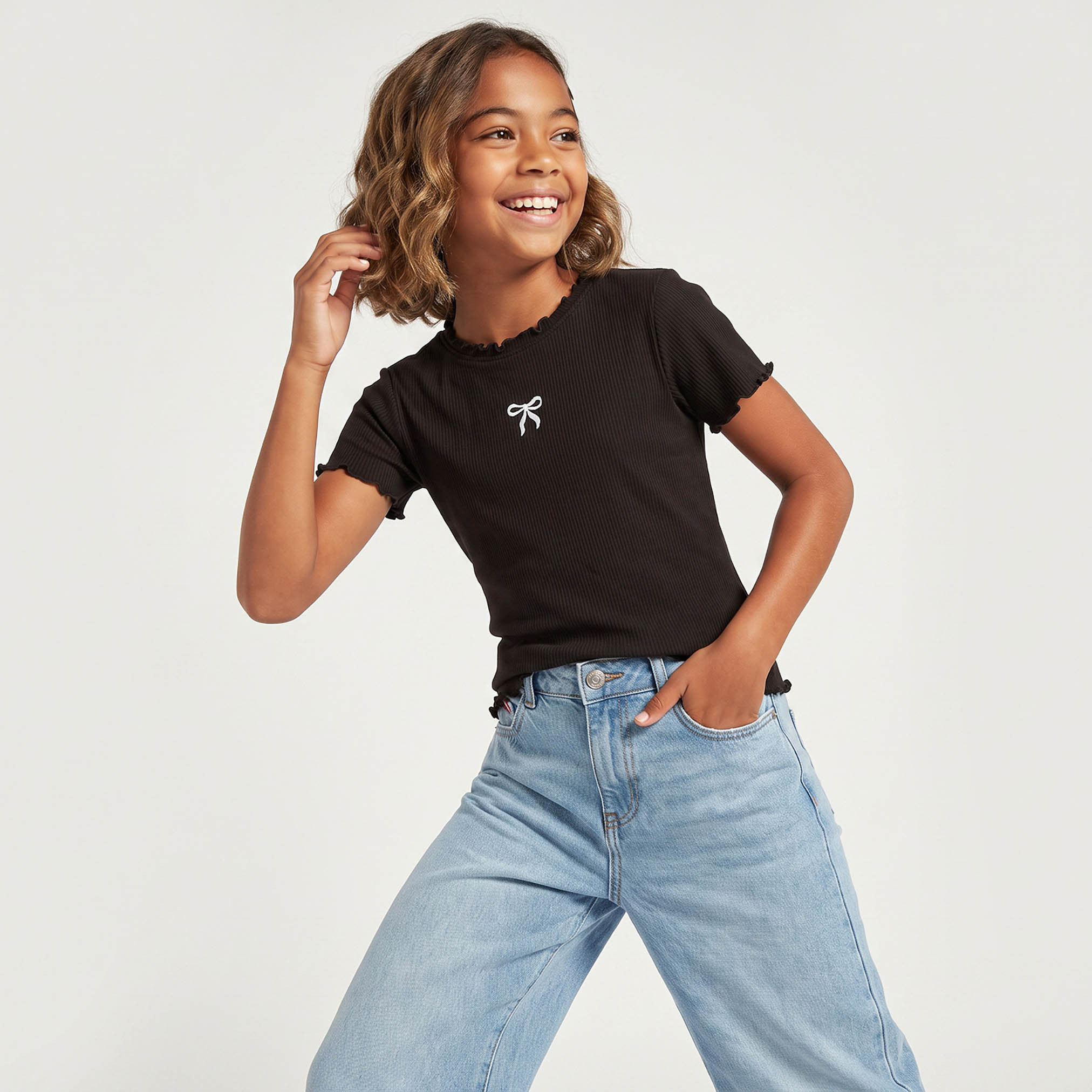تيشيرت برقبة ضيقة وأكمام قصيرة وتطريز فيونكة من جونيورز-girls-clothing-tshirts-image-5