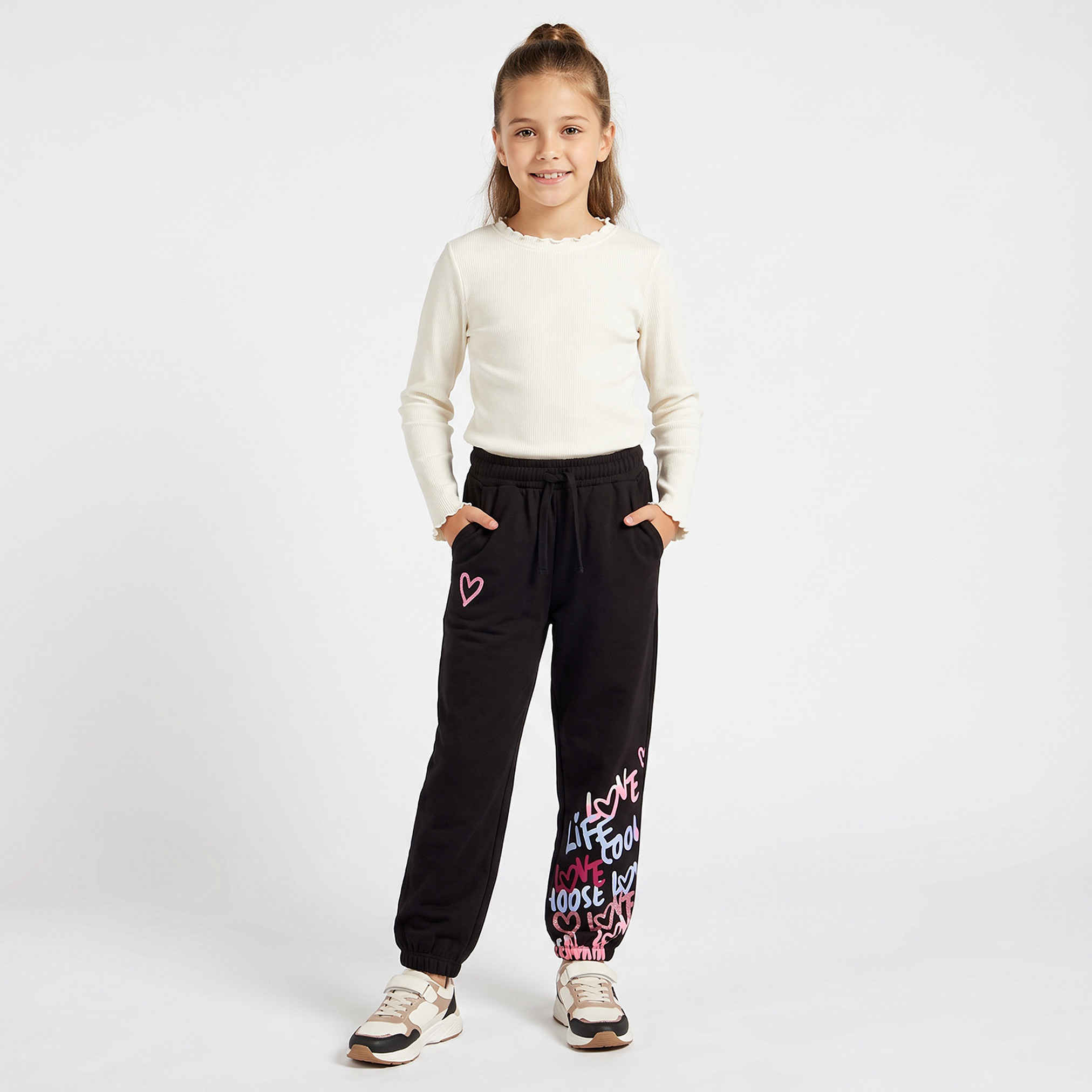 بنطلون رياضي برباط خصر وطبعات تايبوجرافيك من جونيورز-girls-clothing-bottoms-joggersandtrackpants-image-2