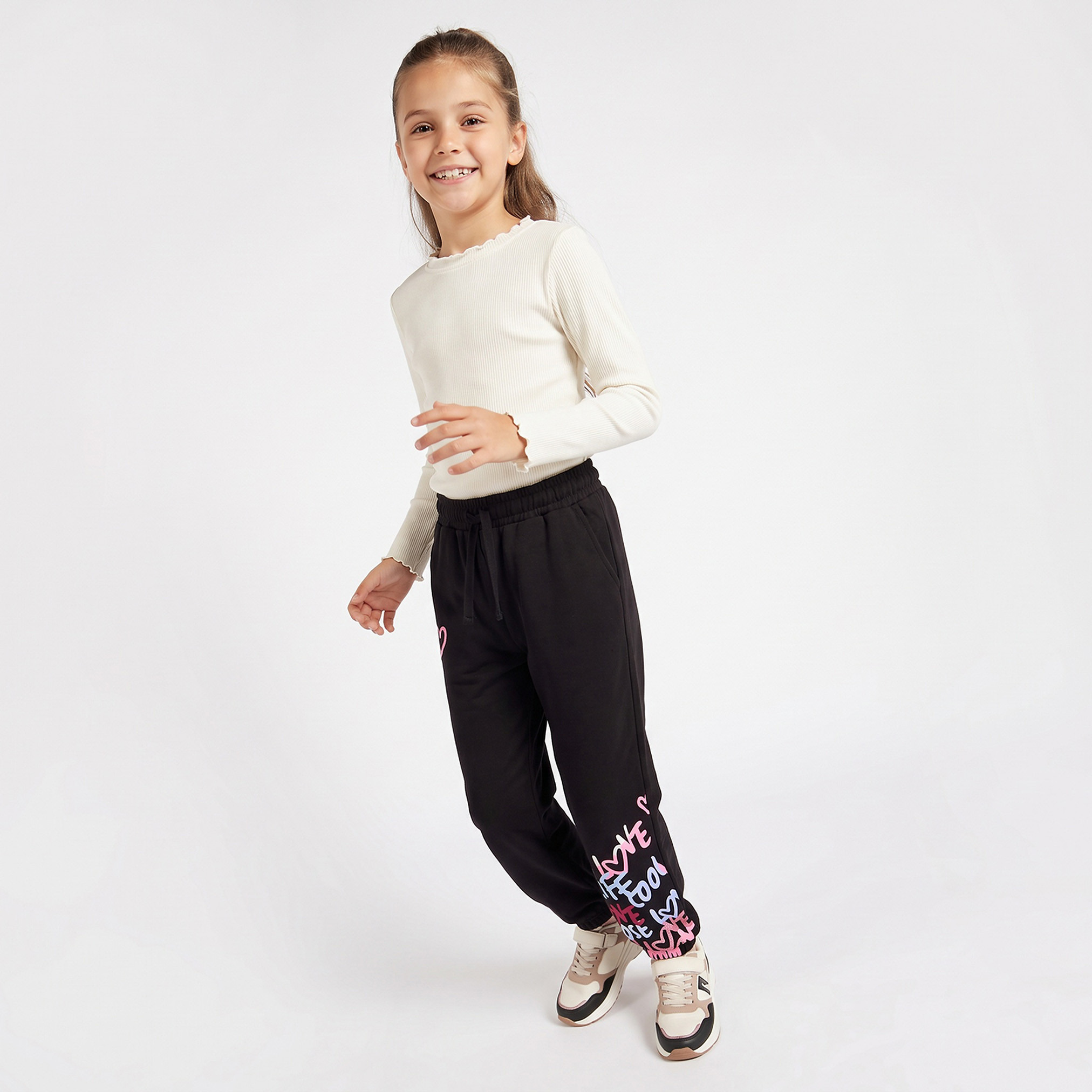 بنطلون رياضي برباط خصر وطبعات تايبوجرافيك من جونيورز-girls-clothing-bottoms-joggersandtrackpants-image-4