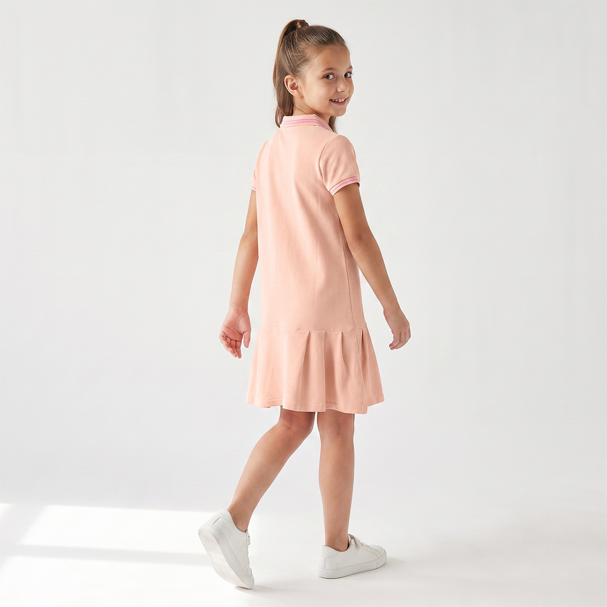 فستان تيشيرت بياقة وأكمام قصيرة بطول الركبة وحافة كشكش من جونيورز-girls-clothing-dressesandjumpsuits-image-2