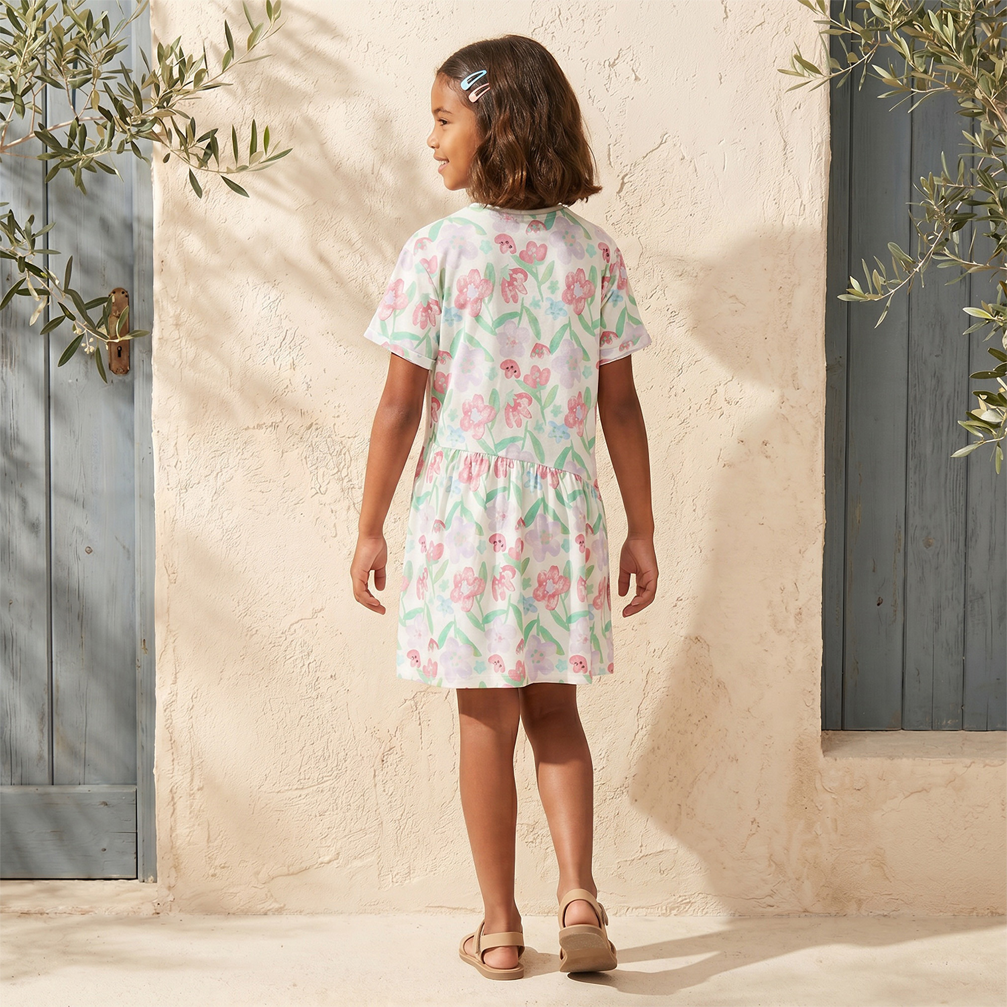 فستان بنات بياقة دائرية وأكمام قصيرة وطول الركبة بطبعة زهور من جونيورز-girls-clothing-dressesandjumpsuits-image-2