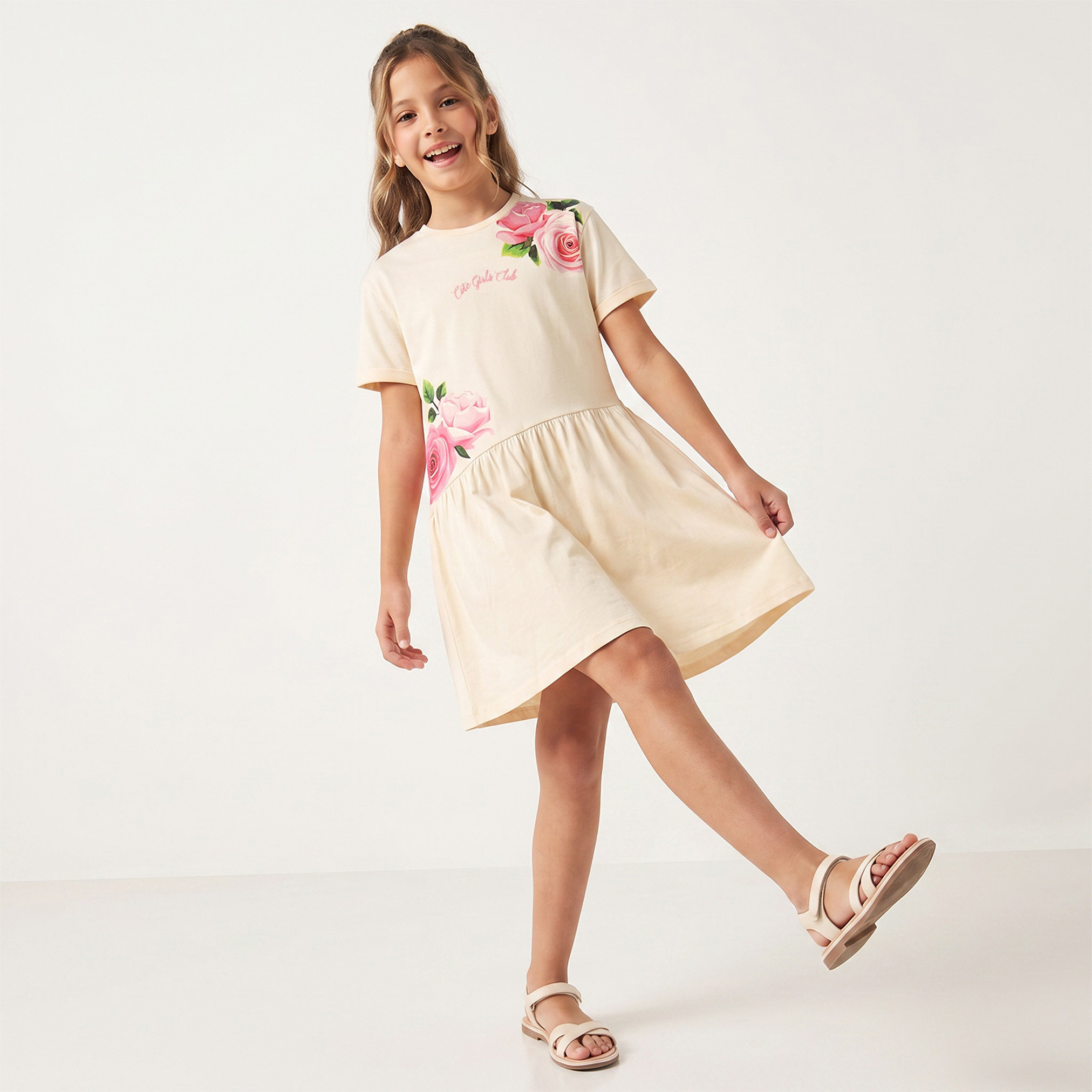 فستان بقصة A بياقة مستديرة وأكمام قصيرة بطول الركبة بطبعة زهور من جونيورز-girls-clothing-dressesandjumpsuits-image-1
