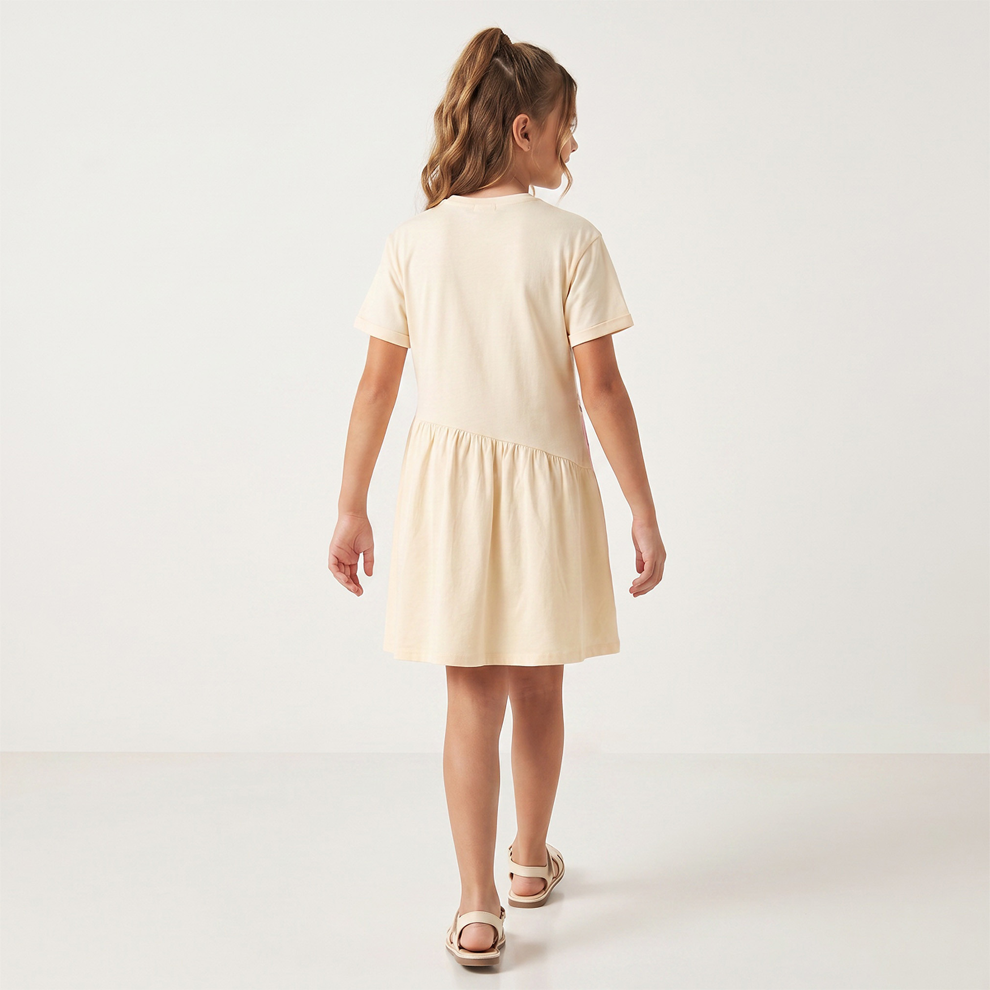 فستان بقصة A بياقة مستديرة وأكمام قصيرة بطول الركبة بطبعة زهور من جونيورز-girls-clothing-dressesandjumpsuits-image-2