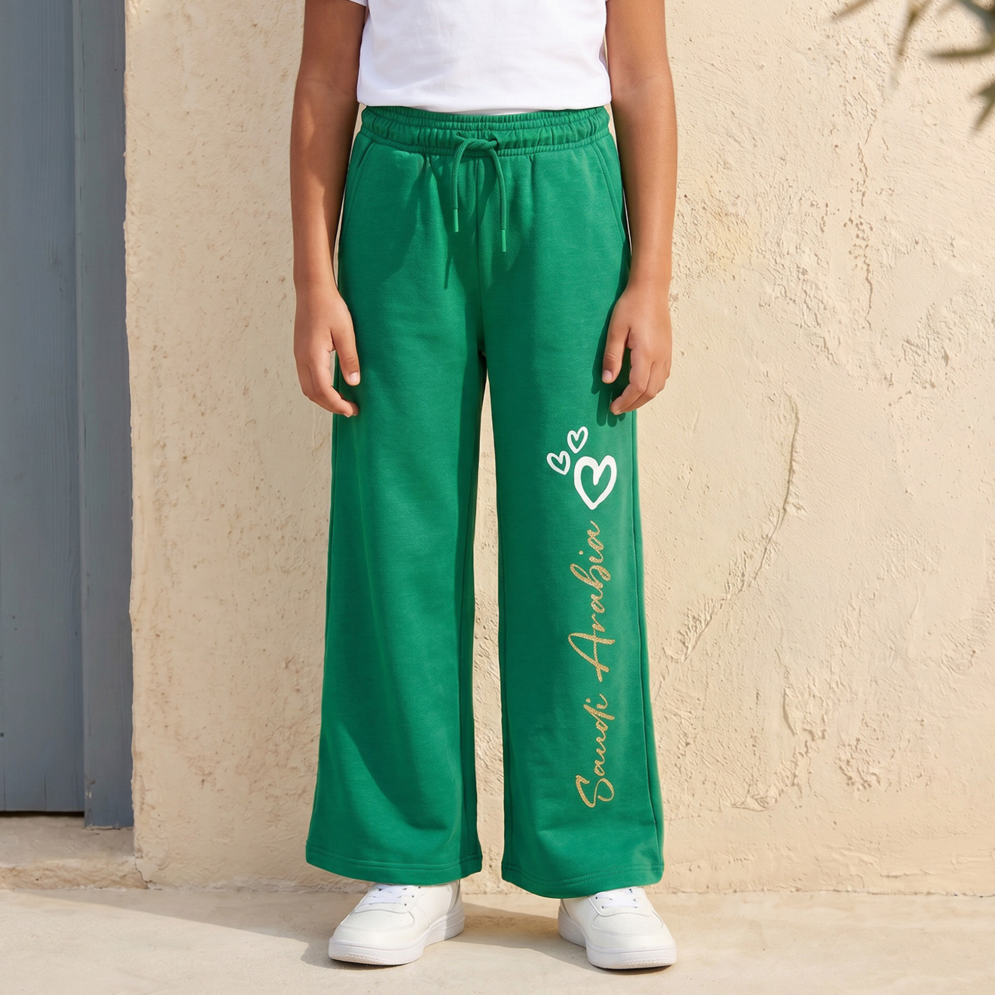 بنطلون جوغرز بخصر رباط وطبعات اليوم الوطني السعودي من جونيورز-girls-clothing-schoolwear-bottoms-joggers-image-1