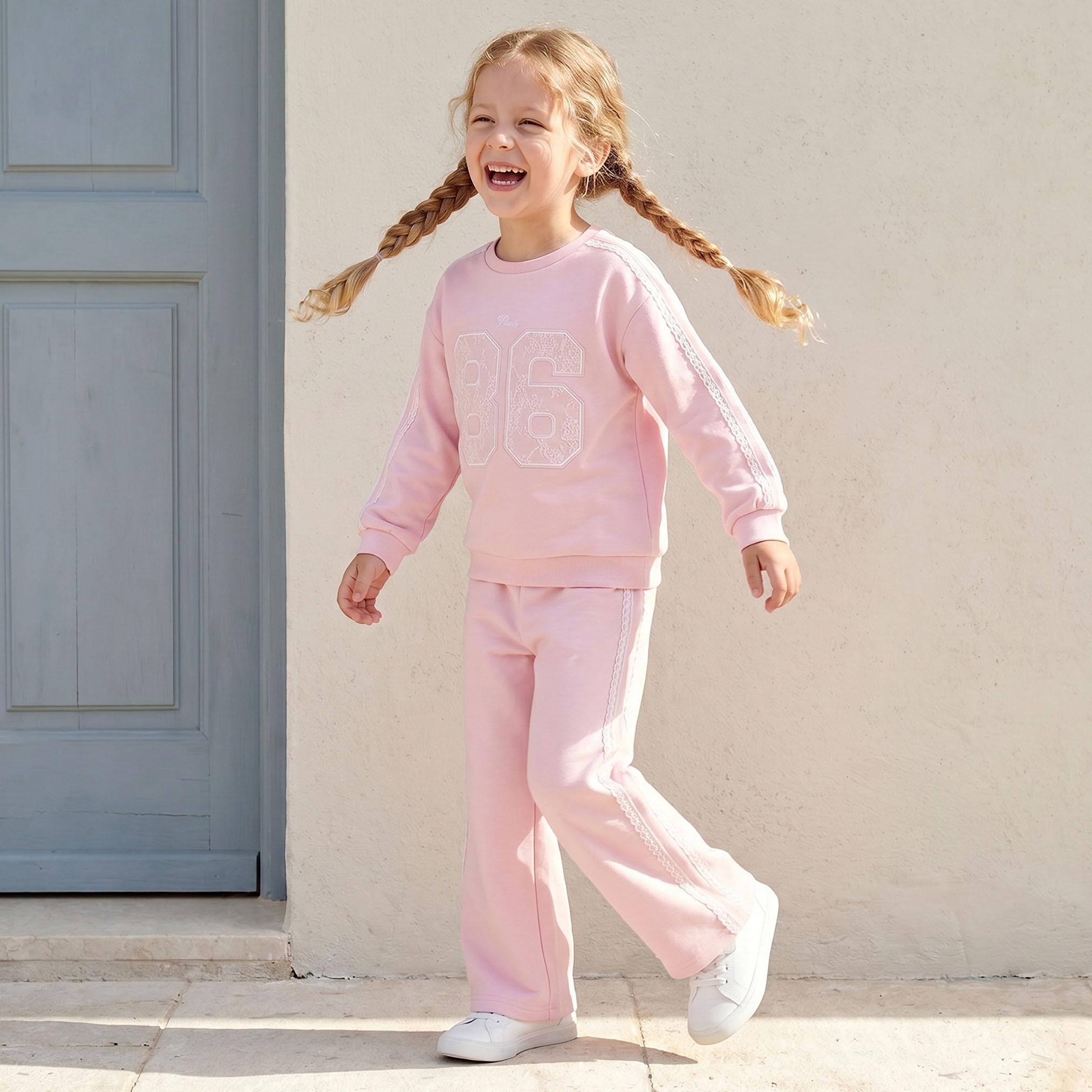 طقم بنطلون رياضي وسويت شيرت بتفاصيل دانتيل وياقة ضيقة وأكمام طويلة من جونيورز-girls-clothing-setsandcoords-image-1