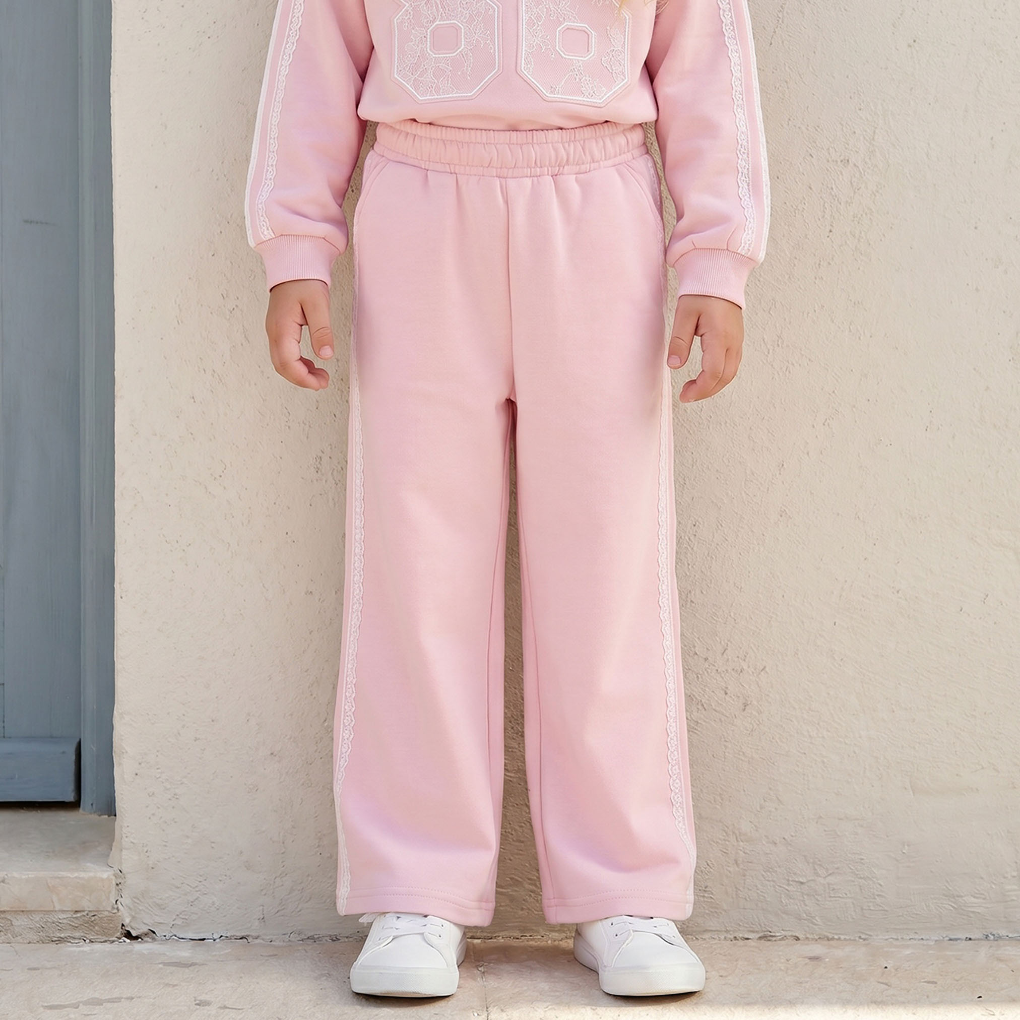 طقم بنطلون رياضي وسويت شيرت بتفاصيل دانتيل وياقة ضيقة وأكمام طويلة من جونيورز-girls-clothing-setsandcoords-image-3