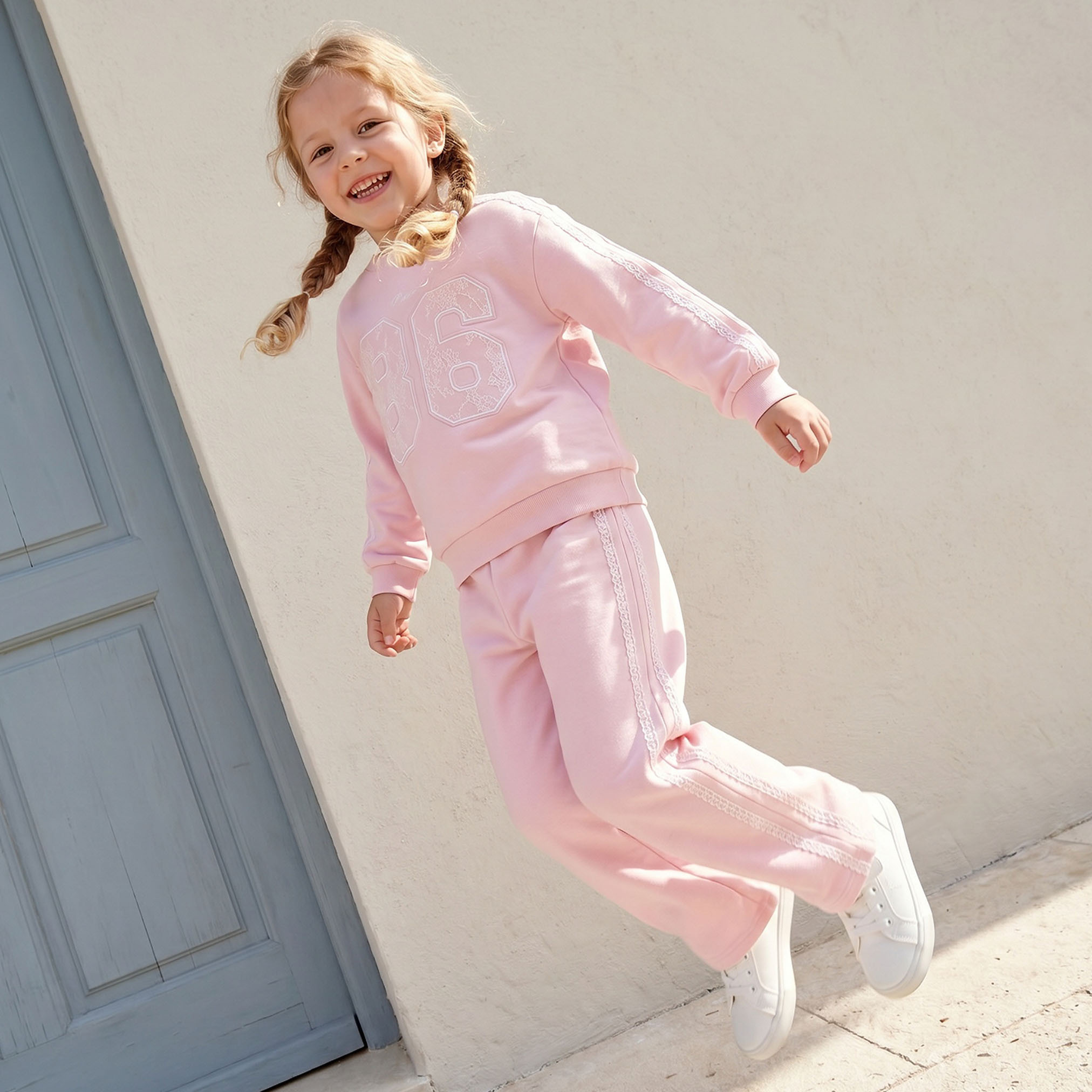 طقم بنطلون رياضي وسويت شيرت بتفاصيل دانتيل وياقة ضيقة وأكمام طويلة من جونيورز-girls-clothing-setsandcoords-image-7