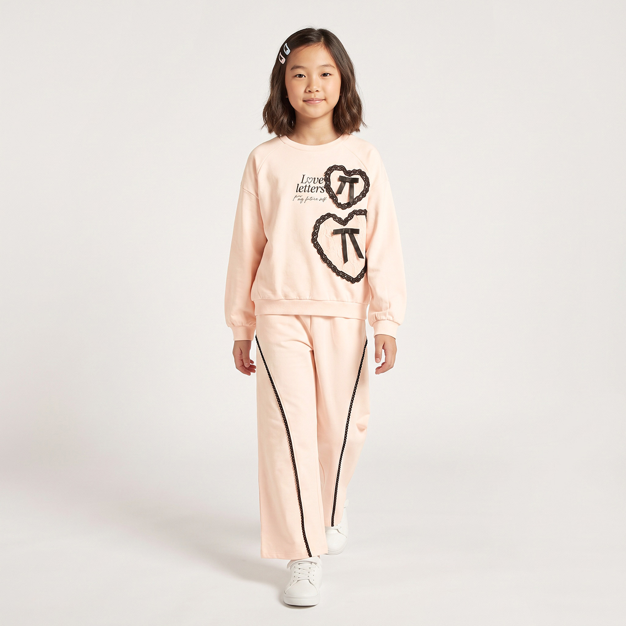طقم سويت شيرت بأكمام طويلة وياقة ضيقة وبنطلون رياضي بزخارف فيونكة من جونيورز-girls-clothing-setsandcoords-image-1