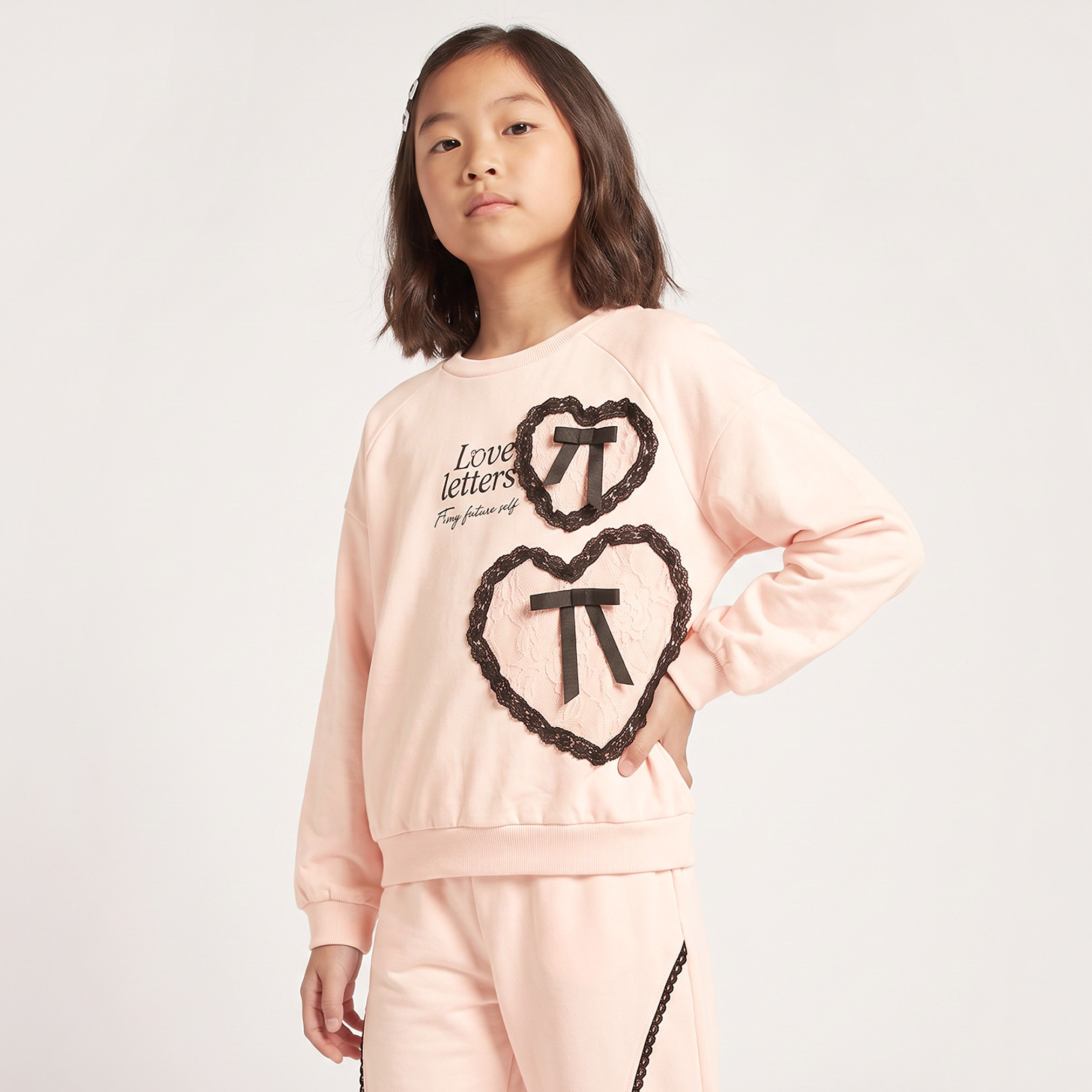 طقم سويت شيرت بأكمام طويلة وياقة ضيقة وبنطلون رياضي بزخارف فيونكة من جونيورز-girls-clothing-setsandcoords-image-2