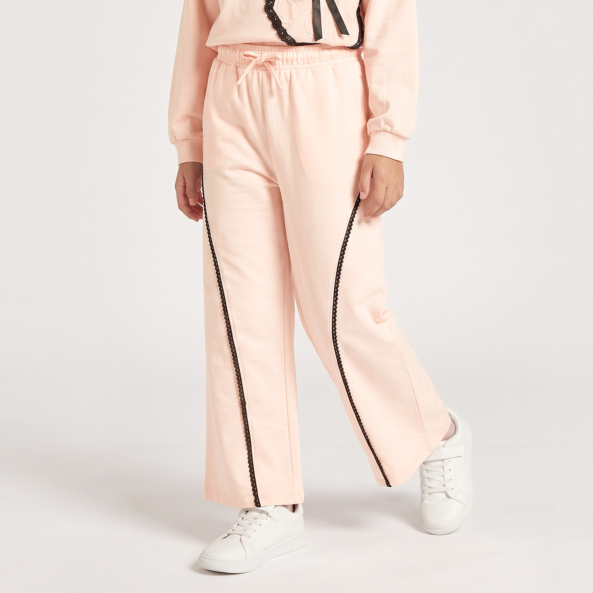 طقم سويت شيرت بأكمام طويلة وياقة ضيقة وبنطلون رياضي بزخارف فيونكة من جونيورز-girls-clothing-setsandcoords-image-3