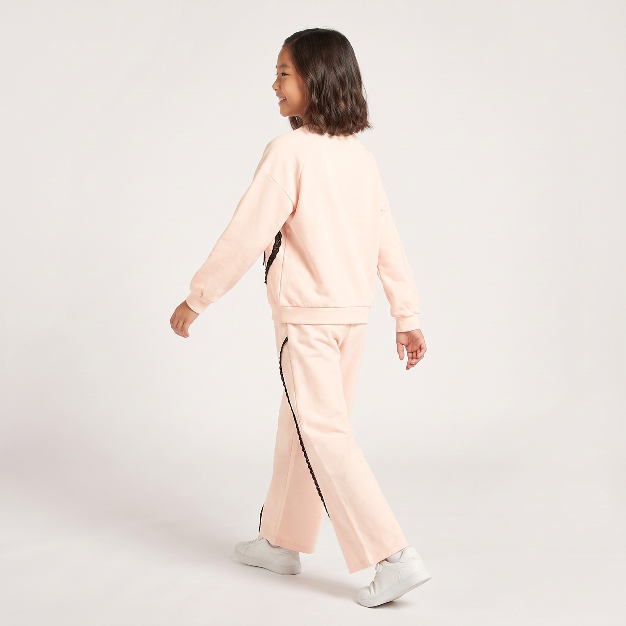 طقم سويت شيرت بأكمام طويلة وياقة ضيقة وبنطلون رياضي بزخارف فيونكة من جونيورز-girls-clothing-setsandcoords-image-4