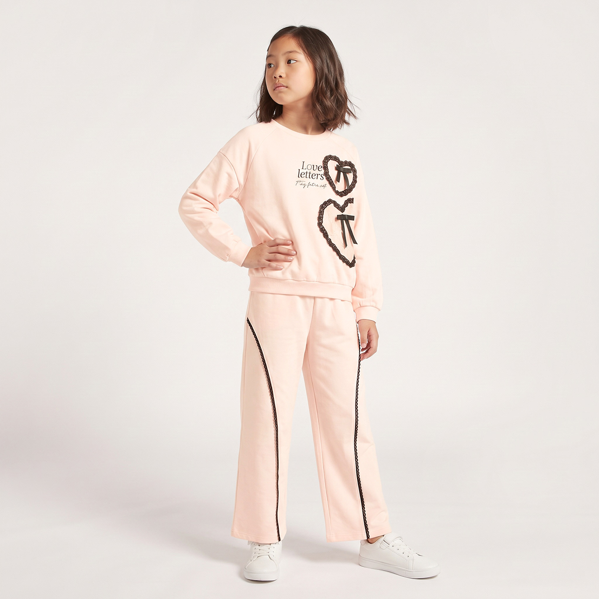 طقم سويت شيرت بأكمام طويلة وياقة ضيقة وبنطلون رياضي بزخارف فيونكة من جونيورز-girls-clothing-setsandcoords-image-8