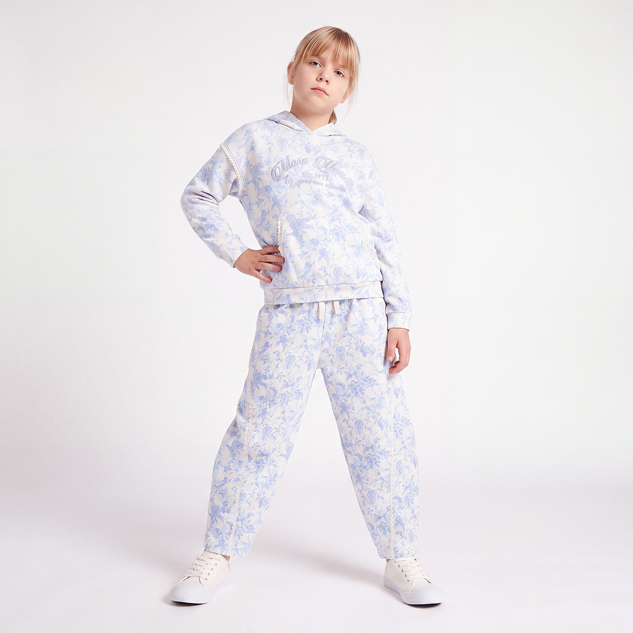 طقم بنطلون وسويت شيرت بأكمام طويلة وقبعة وطبعات من جونيورز-girls-clothing-setsandcoords-image-1