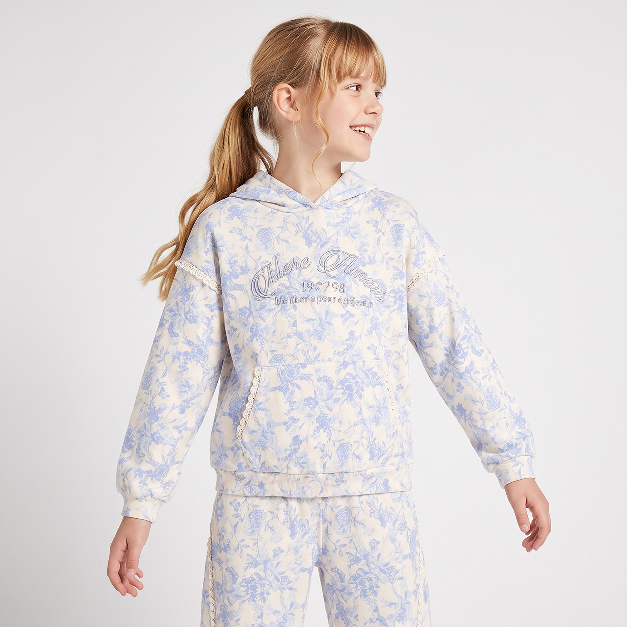 طقم بنطلون وسويت شيرت بأكمام طويلة وقبعة وطبعات من جونيورز-girls-clothing-setsandcoords-image-2