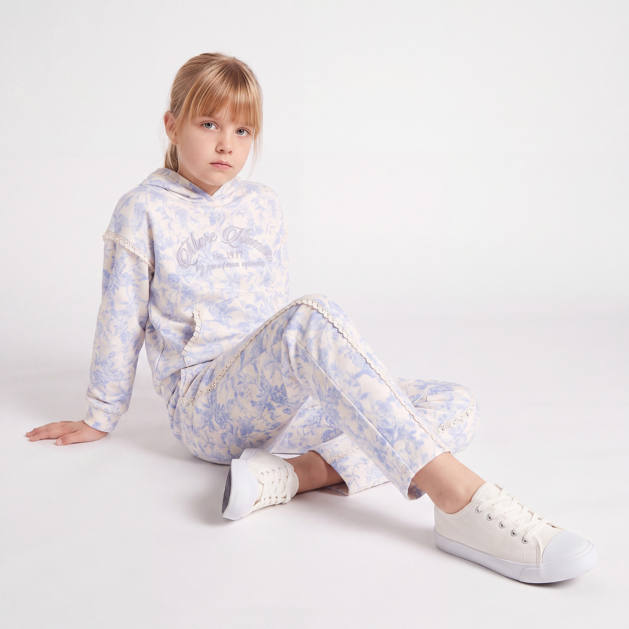 طقم بنطلون وسويت شيرت بأكمام طويلة وقبعة وطبعات من جونيورز-girls-clothing-setsandcoords-image-9