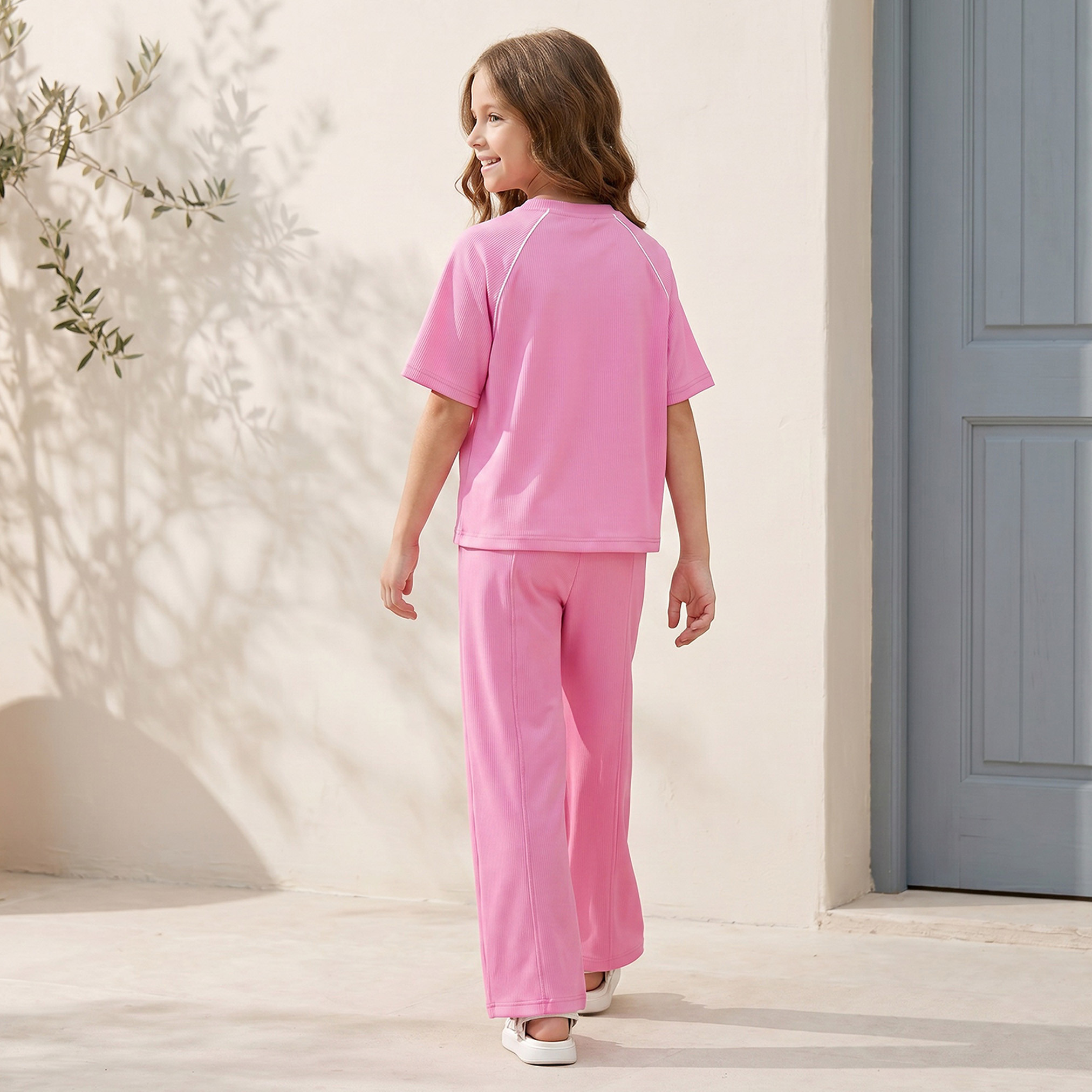 طقم تيشيرت بياقة دائرية وأكمام قصيرة وبنطلون واسع الأرجل مع تصميم مضلع للبنات-girls-clothing-setsandcoords-image-4