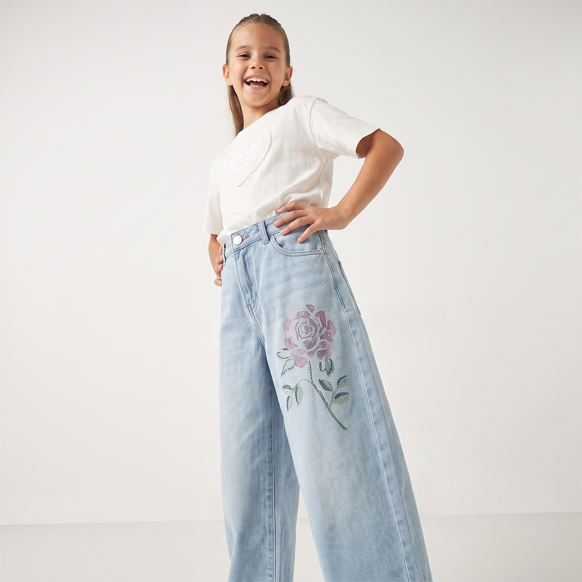 بنطلون جينز مغسول بقصة واسعة وتزيينات زهرة من جونيورز-girls-clothing-bottoms-jeansandjeggings-image-2